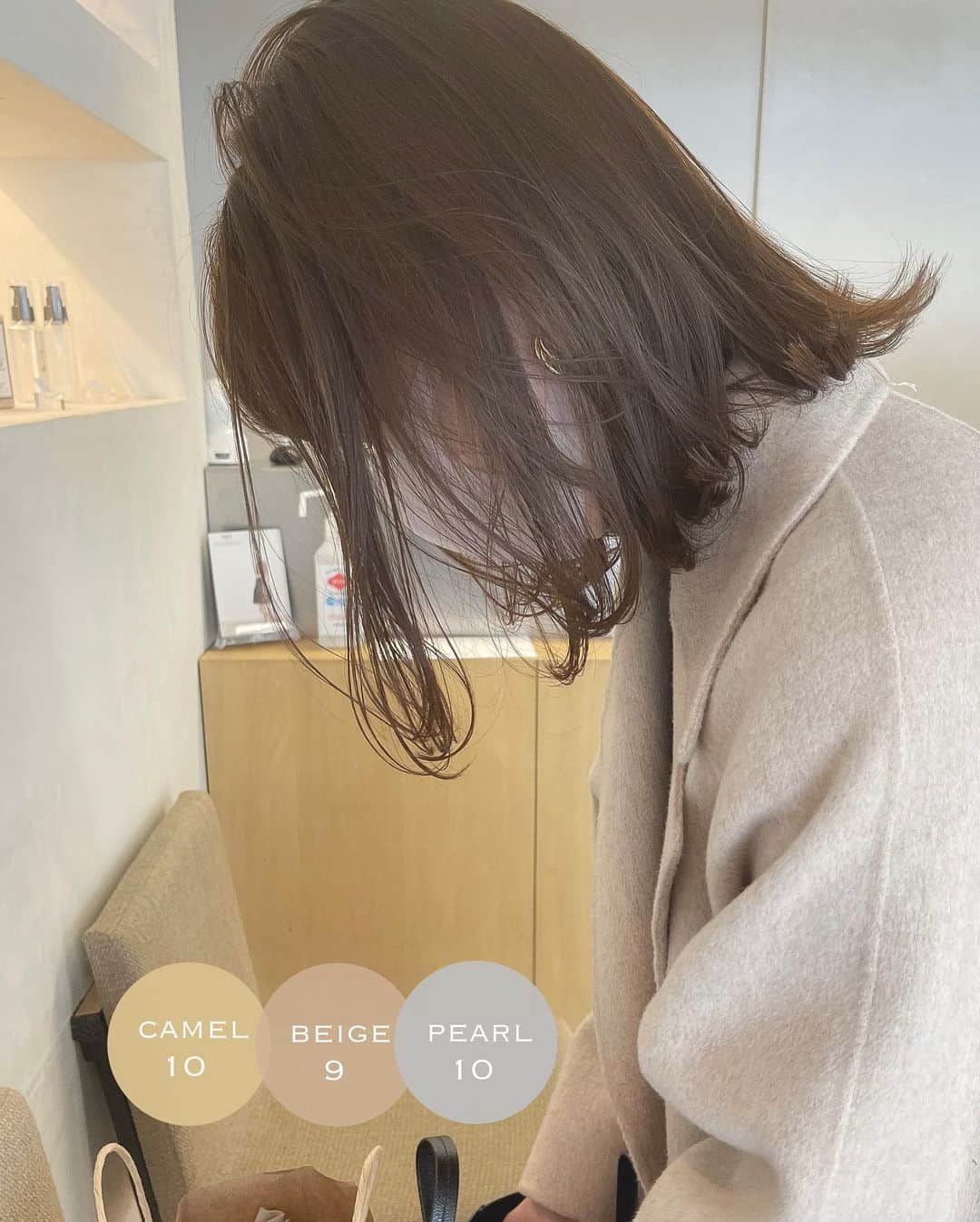 大木光のインスタグラム：「＊リアルサロンワーク swipe→#ヘアとメイクの関係性 .  cut  抜け感Aラインボブ . 重めに仕上げたAラインのボブに質感調節を行い、重さのある中に軽さや抜け感を感じるヘアスタイルに。 . color キャメルベージュ . くすみ感のあるキャメルカラー。 日本人の肌馴染みも良く、明めのカラーがお好きな方にもオススメ！ 秋冬のファッションが暗くなりがちな方にも明るめカラーで雰囲気を纏う。 . キャメルのヘアカラーにイエローやミントのアクセントカラーを目元に入れるのが今季っぽい。またゴールドのラメを下瞼などに入れるのもオススメです♪ #maccosmetics #lauramercier #threecosmetics #メイク好きな人と繋がりたい#ベージュカラー #ボブ #レイヤーカット #ボブレイヤー#ミディアムレイヤー #レイヤースタイル#グレージュ#キャメルベージュ」