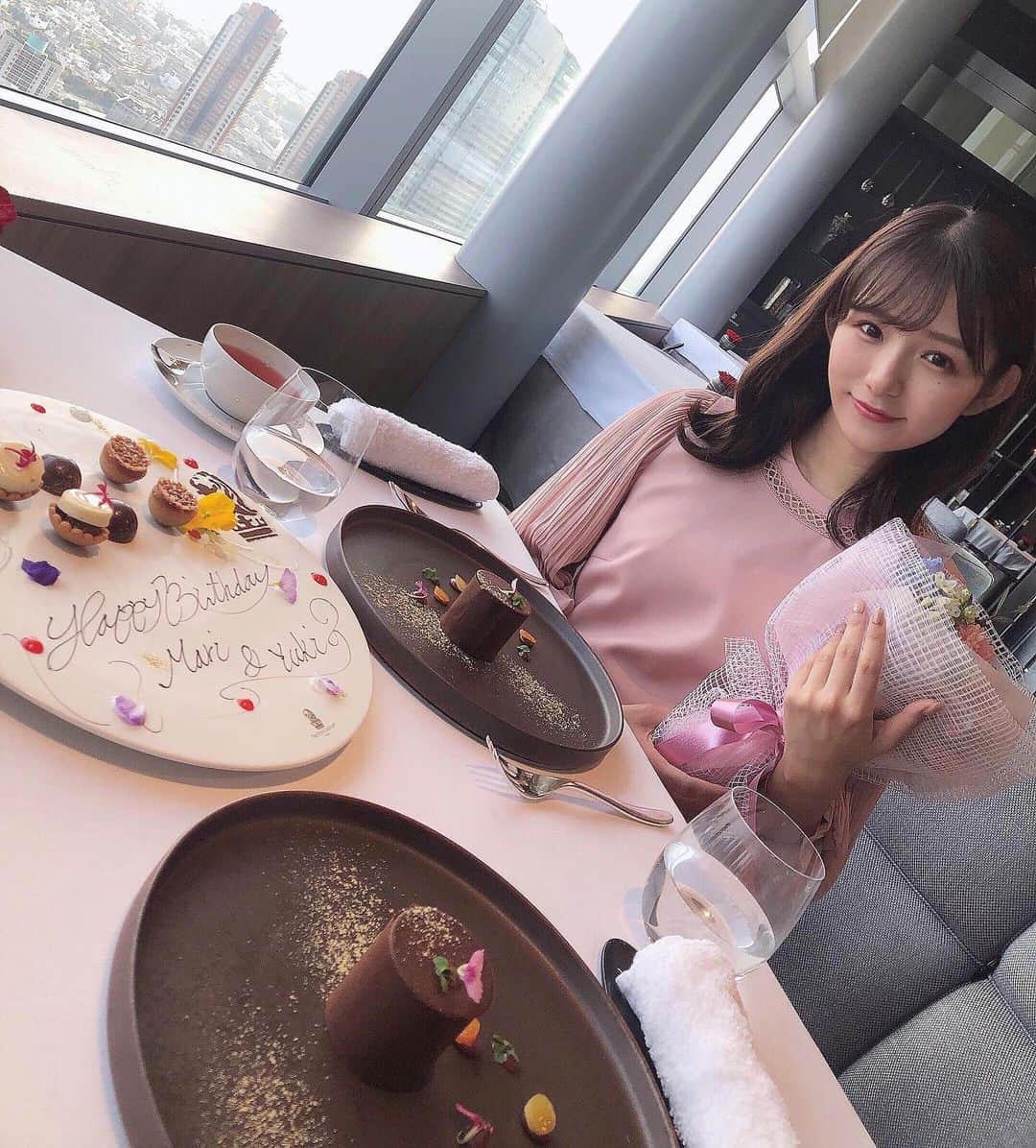 栗田麻理のインスタグラム：「. 同じ12月生まれの友達と誕生日のお祝いしてきました😊💐  美味しいご飯と素敵な景色でとても幸せな時間でした〜😌  贅沢な一日！  #リッツカールトン東京 #ホテルランチ #アジュール45 #東京ミッドタウン #誕生日プレート」