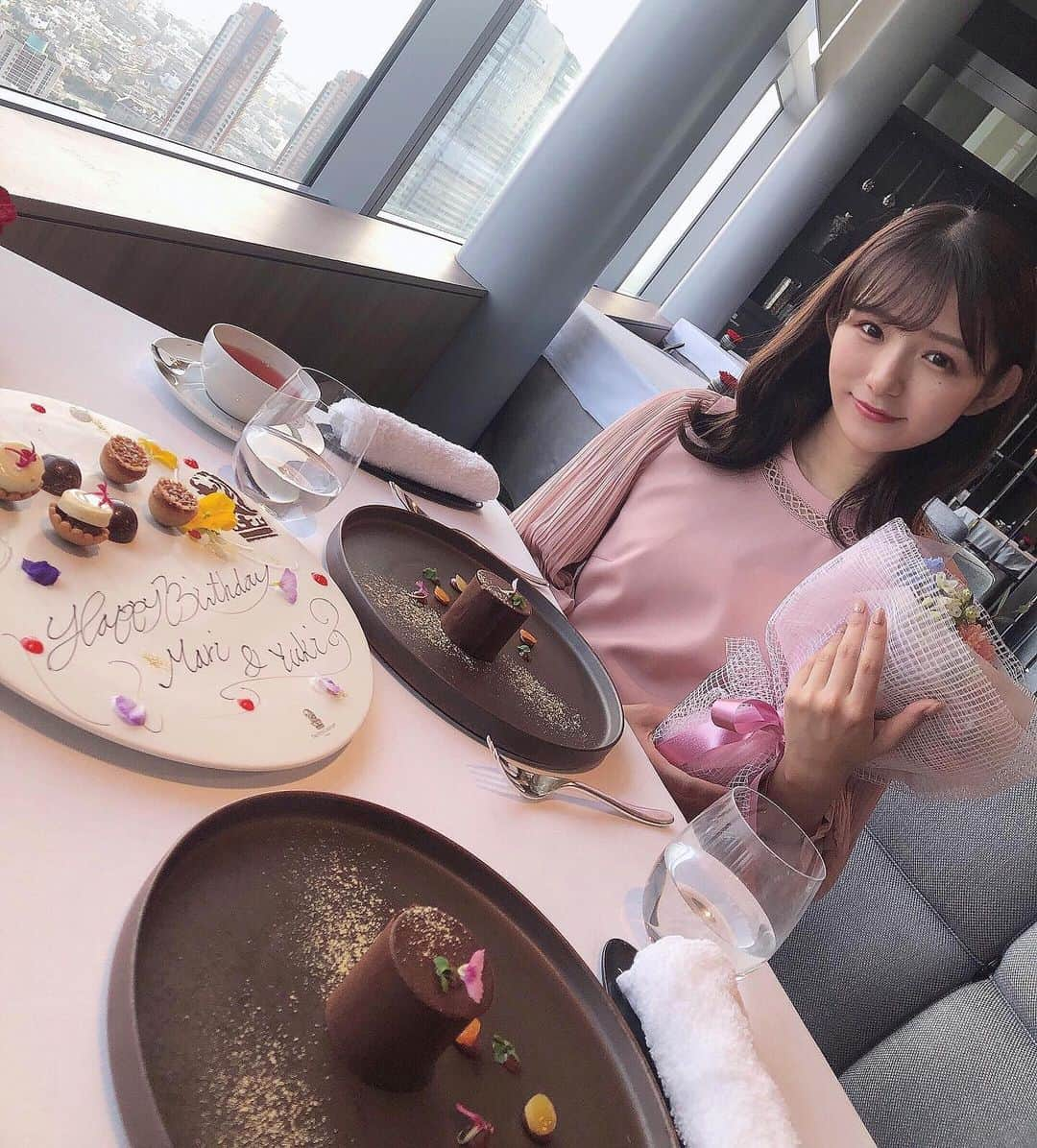 栗田麻理さんのインスタグラム写真 - (栗田麻理Instagram)「. 同じ12月生まれの友達と誕生日のお祝いしてきました😊💐  美味しいご飯と素敵な景色でとても幸せな時間でした〜😌  贅沢な一日！  #リッツカールトン東京 #ホテルランチ #アジュール45 #東京ミッドタウン #誕生日プレート」12月10日 20時11分 - mk_1202_x