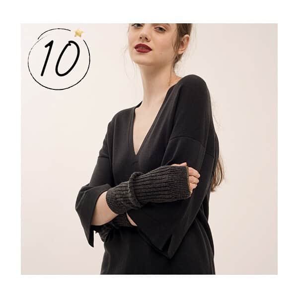 のインスタグラム：「🎁ADVENT CALENDAR: DAY 10🎁 Today try to win a pair of MITTENS!✨  . Here’s how to participate: - Follow us @collegien_officiel 🎅🏼 - Like this post ❤️ - Invite at least 2 friends to take part, before our Day 11 post 🙋🏻‍♀️🙋🏼‍♂️ - Double your chances by sharing in your story.🍀 . The winner will be announced tomorrow in our stories! Good luck!🥰 . 🎁CALENDRIER DE L’AVENT : JOUR 10🎁 Un jour, un cadeau. Aujourd’hui, nous vous proposons de remporter UNE PAIRE DE MITAINES Collégien !✨ . Pour participer : - Suivez la page collegien_officiel 🎅🏼 - Likez ce post ❤️ - Invitez au minimum 2 ami.e.s à participer avant la publication de la 11ème case demain matin 🙋🏻‍♀️🙋🏼‍♂️ -Doublez vos chances en partageant le concours en story 🍀 . Annonce du ou de la gagnant.e demain en story. Bonne chance !🥰 . #collegien #collegien_officiel #madeinfrance #adventcalendar #calendrierdel’avent #concours #advent #calendrier #calendar #familyslippers#christmasgifts #giftideas #giftforhe #giftforhim #giftforkids #holidaygift #weihnachten #geschenkideen #подарки #headband #christmastree #xmastree #familytime #zapatillas #giftideas #idearegalo  #christmasgift」