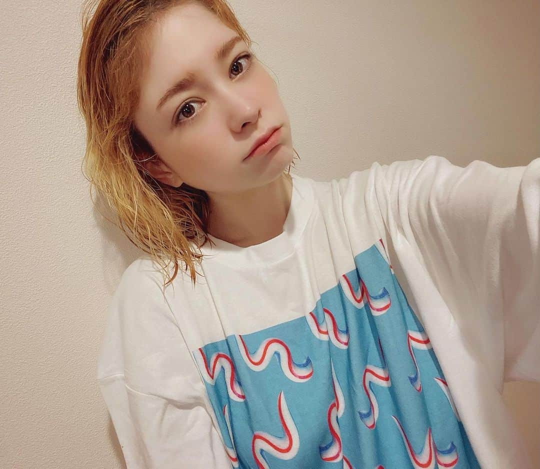 のインスタグラム：「アマゾングラフィックアパレルストアで買ったユニセックスのQT-AのTシャツは夫婦で着てます😊💓  #お気に入りのアートを着よう #amazonで発見 #amazonfashionjp #PR  Amazonでは新しいオンデマンド・プリントサービスも始まったよん♪ @amazonfashionjp   #ファッション好きな人と繋がりたい  #アマゾン　#アマゾンプライム  #amazon #amazonプライム #amazonfashion @amazonjapan @primevideojp @amazonfashionjp   https://instagram.com/stories/jennifermayu_s/2460959938177001566?igshid=109i7glgyggc」