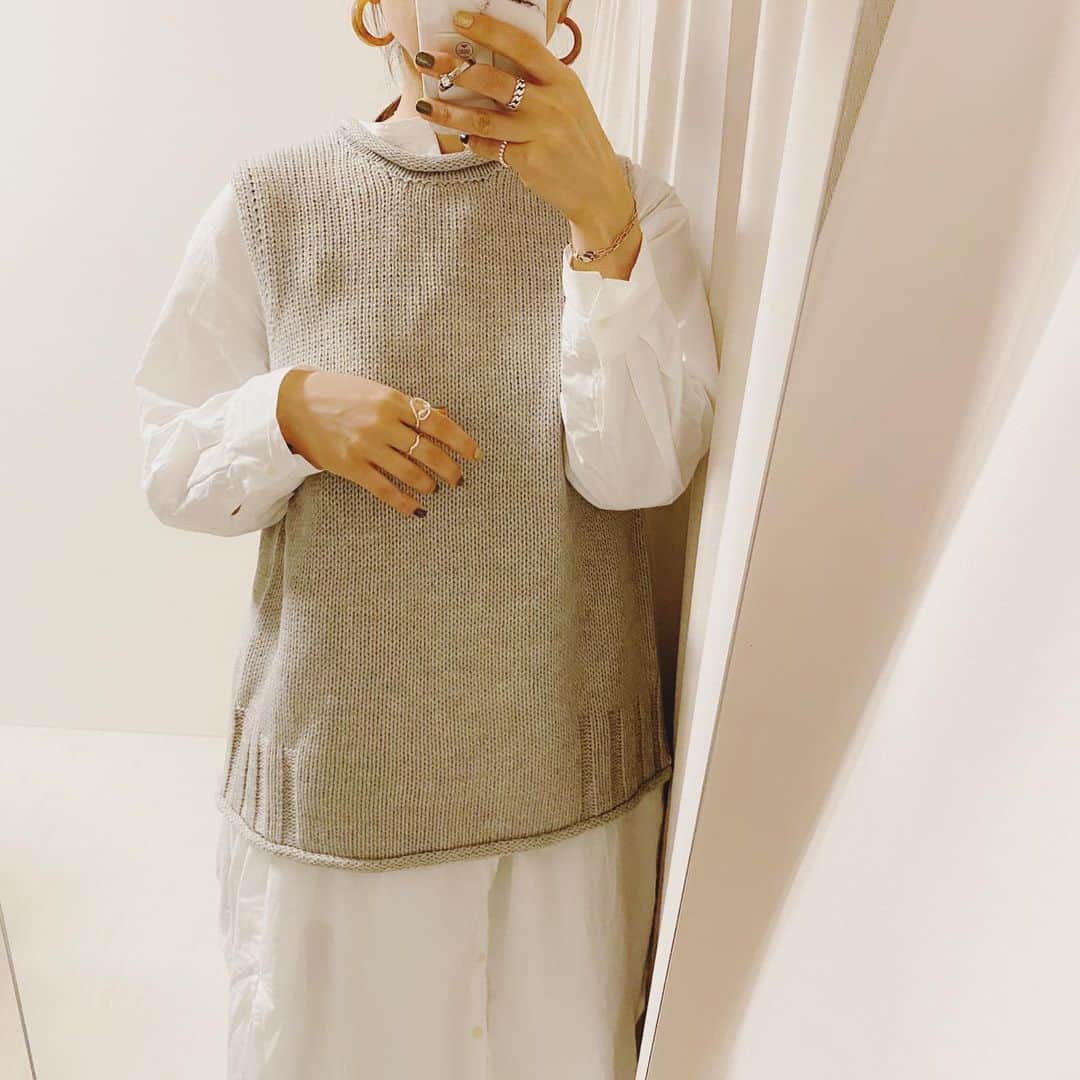 aiaiのインスタグラム：「✾✾✾  福袋に入ってた4点 どれも可愛いかった  ニットベスト シャツワンピ パンツ コートが入ってて 2タイプから選べます  @omnes_web   ✾✾✾  #福袋  #福袋2020  #福袋ネタバレ   ✾✾✾  コーデの詳細はブログに書いています  ☟☟  http://s.ameblo.jp/aiai987654  #fashion#outfit#style#coordinate#instagood#ootd#pic#instapic#コーデ#コーディネート#スタイリング#プチプラコーデ#本日のコーデ#大人カジュアル#プチプラ  #カジュアル #アラフォー #アラフォーコーデ #アラフォーファッション #ニットベスト #シャツワンピース #シャツワンピースコーデ #シャツワンピ」
