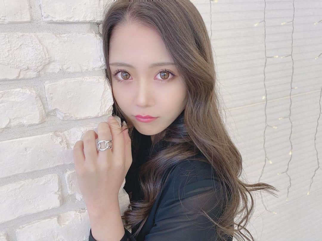 のインスタグラム：「💡 ヘアビューロン最強です🥲🤍 高いものが必ずしもいいって訳ではないけど いいものには高いお金払う価値がある❄️  最近、いい買い物したなって思うのは ヘアビューロンとAirPods ProとNespresso☕️  質がいいもの、本物は セールも安売りもしないんよな🥺✨✨✨ ちなみに今はラッシュアディクトでマツ育中。  #オフショット」