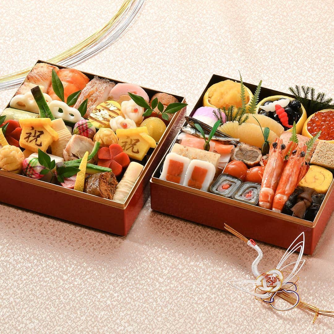 ロイヤルパークホテルさんのインスタグラム写真 - (ロイヤルパークホテルInstagram)「＼お正月はホテルのおせちで🎍／﻿ 一つ一つ丹精を込めて創り上げた、3種類のおせち料理をご用意しております！﻿ ﻿ 「想咲おせち」﻿ 贅沢な食材をたっぷりと使用した、日本料理長 岩田好輝こだわりのおせち。新年を華やかに彩ります。﻿ ﻿ 「おせち料理 三段」﻿ 日本料理・フランス料理・中国料理を一度に楽しめる、贅沢なコラボレーションおせち✨﻿ ﻿※人気商品のため完売いたしました。  「おせち料理 二段」﻿ 新年にふさわしい、日本料理を詰め込んだ王道のおせち。少人数の方でも気軽にお楽しみいただけます！﻿ ﻿ ﻿ #ロイヤルパークホテル #ロイヤルパーク #ロイヤルパークホテル水天宮 #ロイヤルパークホテル東京 #ロイパ東京 #水天宮 #水天宮前 #人形町 #日本橋 #粋な街の意気なおもてなし #オトナ女子 #東京ホテル #おせち料理 #お節料理 #おせち #おせち予約 #正月 #正月料理 #お正月料理 #元旦ごはん #ホテルおせち﻿ #royalparkhotel #royalpark #royalparkhoteljp #royalparkhoteltokyo #ChicTokyoStay #nihonbashi #thepreferredlife #ipreferrewards #osechi」12月10日 20時19分 - royalparkhotel.tokyo