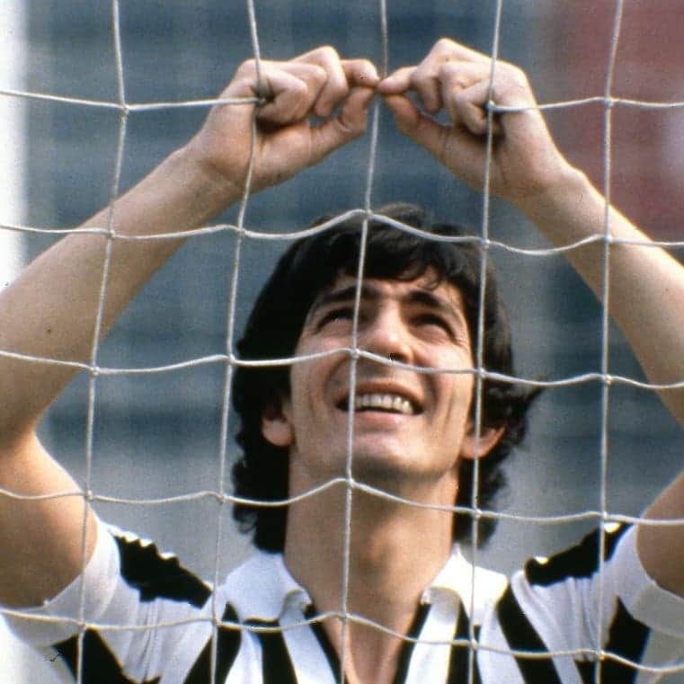 ユヴェントスFCさんのインスタグラム写真 - (ユヴェントスFCInstagram)「Farewell Paolo.   What sad news this morning.  Paolo Rossi, “Pablito” has passed away: for the entire nation, he was the man of an unforgettable Mundial, and for us, he was so much more.    Paolo is an entire generation of Juventus players who cheered with him, in front of televisions that, month after month, turned into colour. But our wonderful joys continued to be in black and white.   If you take a deep dive into your childhood room, or in your attics, you will probably find a poster of that incredible Juve.    He was a Bianconero (in the youth teams, with three appearances in the Italian Cup) already from 1973 to 1975, but the "real" Juventus adventure began again in 1981, even if inevitably, that season saw him on the field only three times in Serie A. Those three times however, were enough to make him (and Mister Bearzot) mature that vision that lead him to Spain, where he became the protagonist with incredible goals in incredible matches, and of course, where he returned home with a World Cup that no one will ever forget. And at the end of 1982, he lifted the trophy fit for only the strongest footballers on the planet, the Golden Ball. He was a natural goalscorer and could score in any method: headers, with quick feet, and sudden insertions.   Paolo scored in every way, making the most of his physical appearance. “Beware of Rossi”, the goalkeeper would say, and when you, the defender, turned around, he had already scored.   Forty-four was the total number of goals he scored in his wonderful Juventus period: goals thanks to which Pablito and Juve in those seasons brought home two Scudetti, an Italian Cup and three European laurels, the Cup Winners' Cup, the European Super Cup and the Champions League.   If you have found that poster of that magnificent Juve, open it, and admire it in a special way that the guy with the number nine on his shoulders would do. Because few are born like him.   Goodbye, Pablito.」12月10日 20時21分 - juventus
