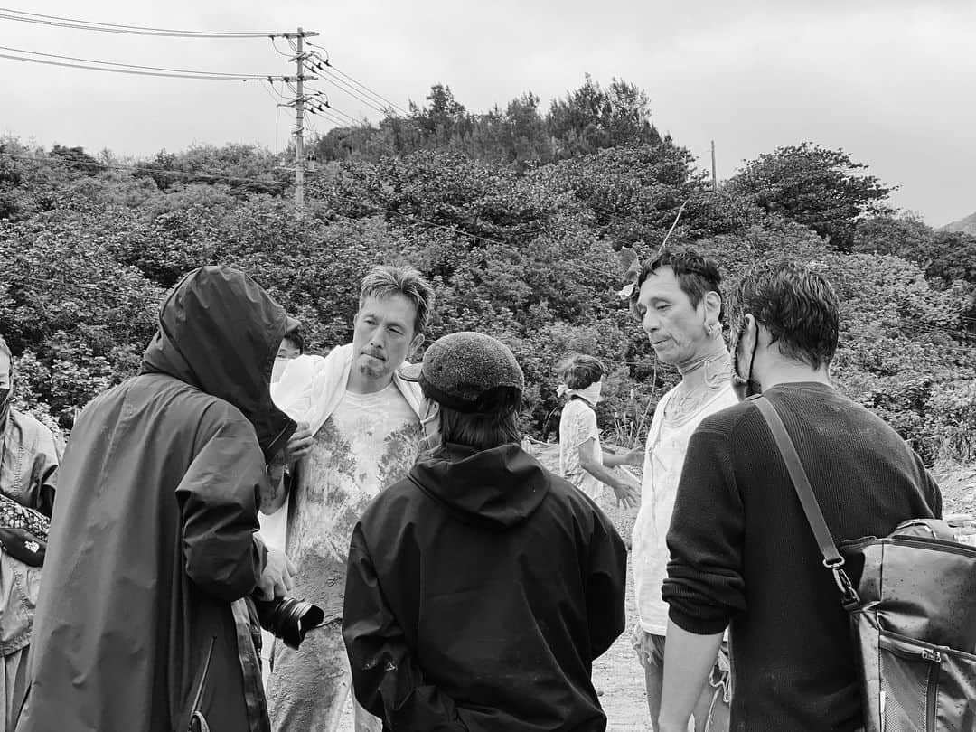 尚玄のインスタグラム：「今回、共演させていただいているダンサーの #砂連尾理 さんと #川口隆夫 さん。常日頃から内面の探究はしていますが、お二人と過ごしていると、いかに自分が身体への意識が足りていないかを痛感させられます。表現者として肉体の隅々まで意識することの重要さを感じさせてくれる、とても有難い現場です。  降りてくるものを感受し、それを体現する。普段とは勝手が違う撮影方法で戸惑いもありますが、毎日新しい挑戦を楽しんでいます。   #Reframe #リフレーム #Art #Film #山城知佳子」