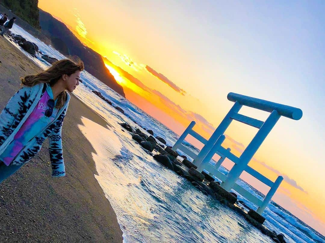 myumyuさんのインスタグラム写真 - (myumyuInstagram)「神々しい🥺✨✨✨  夏至は夫婦岩の間に夕陽が沈むんだって🌅 地球の動きを感じるね🌏  #桜井二見ヶ浦の夫婦岩 #日本の渚百選  #福岡#名勝#桜井二見ヶ浦#夫婦岩#夕陽#夕陽が綺麗#夕陽が好き#福岡県#福岡旅行#福岡観光#糸島#糸島ドライブ#糸島観光#糸島巡り#櫻井神社#神社#神聖な場所#鳥居#日本の絶景 #hukuoka#itoshima#sunset#sunsetphotography#sunsetlovers#sunsetgram#sunsetbeach#japaneseshrine#shrine」12月10日 20時22分 - myumyu_travel_bikini