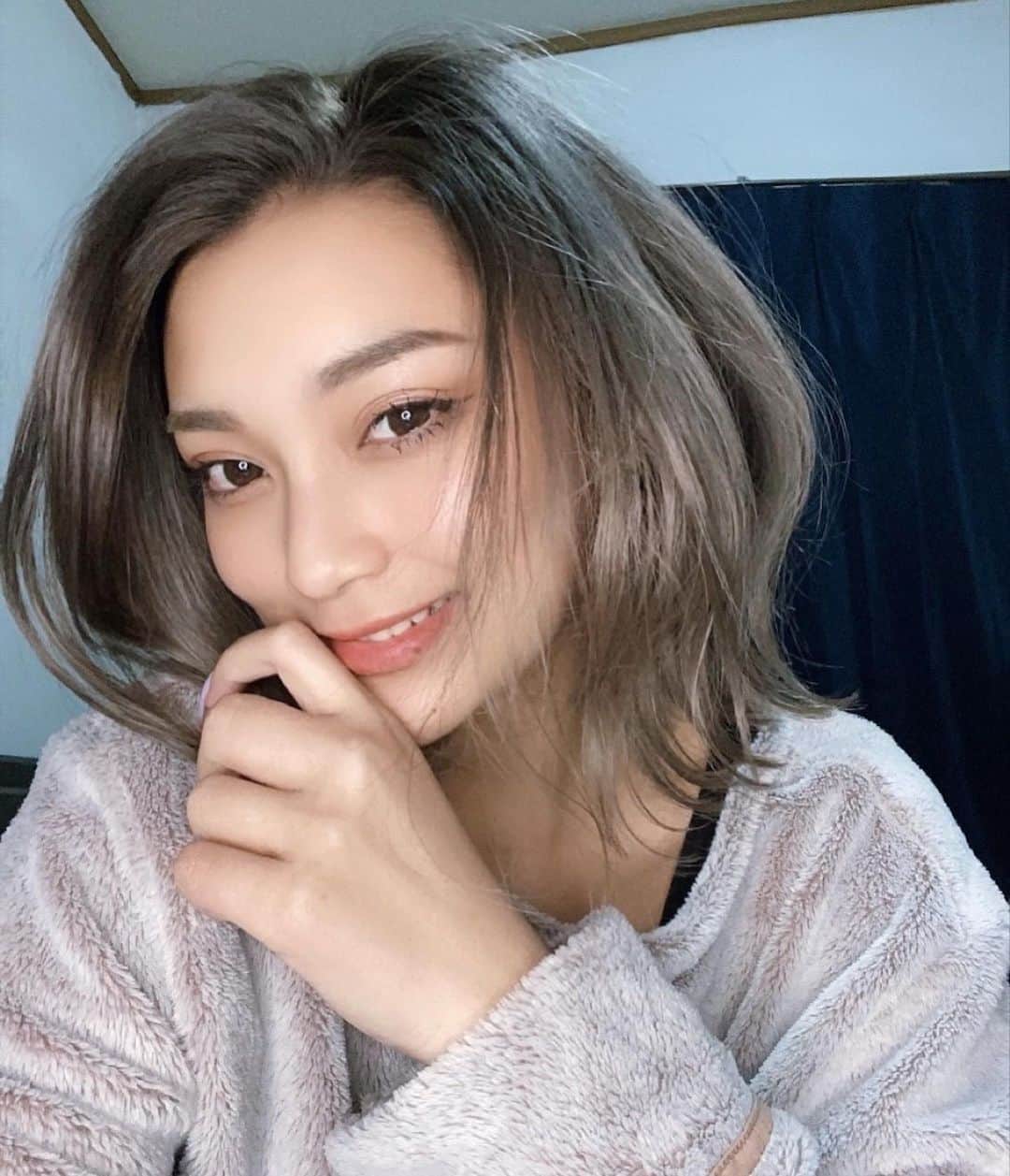 えまぽち(穂波エマ)のインスタグラム：「髪色変えたよ〜！ シルバーカラー💙🖤  写真で付けてるカラコン！ ブルーライトをカットするコンタクトレンズブランド Purityからサークルレンズ3色が発売されたよ！  🖤付けてるカラー 【DAY BROWN】  ブルーライトを約18%カットできるって！すごい！！ 付け心地良すぎてカラコン付けてる感覚ないなみ🤣 発色も綺麗でナチュラルに盛れます💖  今なら発売記念で、2箱まとめ買いで1000円引きのキャンペーンをやってるみたい！！  #Purity #ピュアリティ #ブルーライトバリア #sponsored #シルバーアッシュ #シルバー　 @candymagic_official」