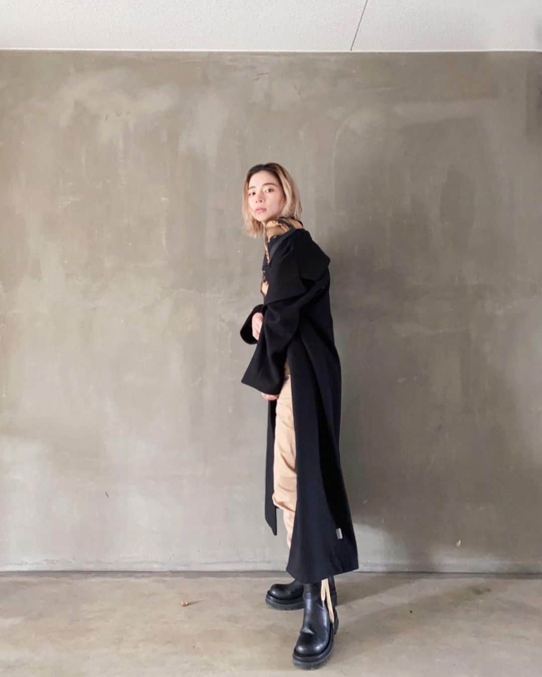 suzuka noseさんのインスタグラム写真 - (suzuka noseInstagram)「. tops & pants @_namikanemoto_  （ フリマにて👛 outer @su_do___  bag @kara   とある日のMom's looks👶🏻🖤 コートの中は薄着派なので しっかり暖かいコートが好みです。  BLACKのロングコートはとってもハンサムだけど ビッグカラーが女っぽポイントな気がする🤔👌🏻  #sudo #スード #momslook #suzuka_ootd #ロングコート」12月10日 20時25分 - suzukatochimoto