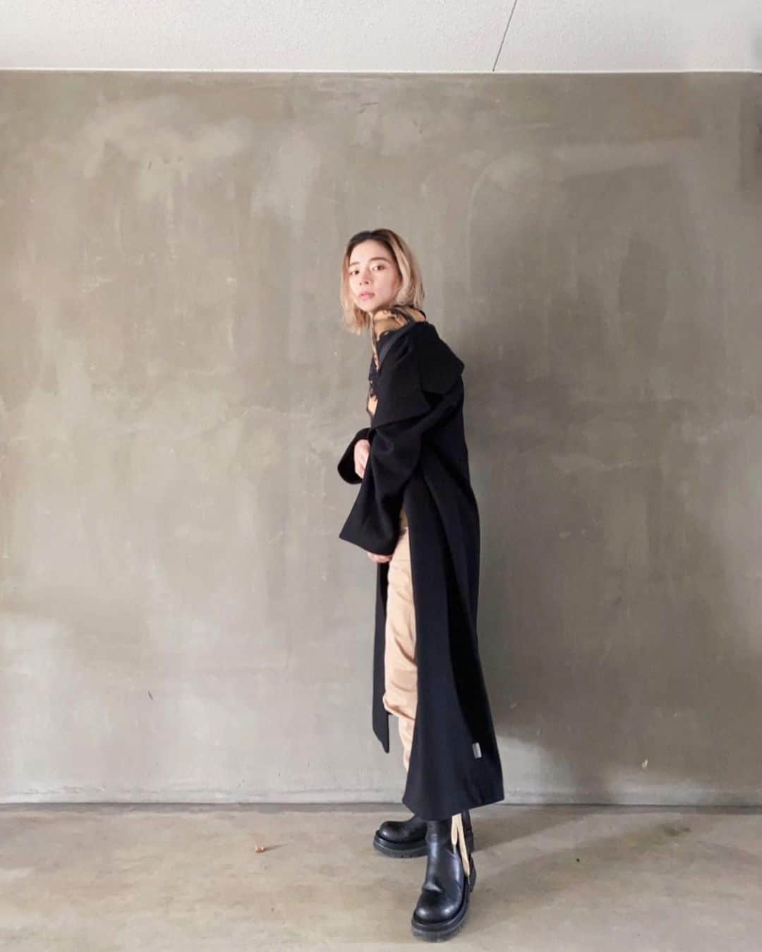 suzuka noseのインスタグラム：「. tops & pants @_namikanemoto_  （ フリマにて👛 outer @su_do___  bag @kara   とある日のMom's looks👶🏻🖤 コートの中は薄着派なので しっかり暖かいコートが好みです。  BLACKのロングコートはとってもハンサムだけど ビッグカラーが女っぽポイントな気がする🤔👌🏻  #sudo #スード #momslook #suzuka_ootd #ロングコート」