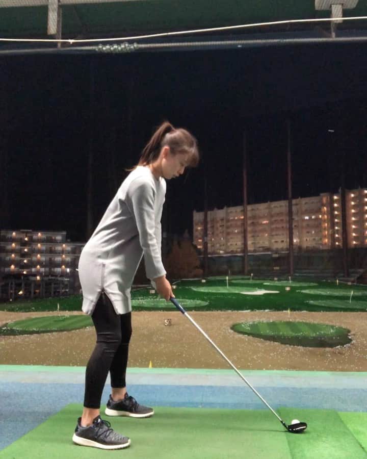 のインスタグラム：「飛距離が出る人は足の感覚がある人が多いらしいということを最近知ったので足意識して振ってみた！😳  #街でも着れる #アディダス#アディクロス#練習#飛ばしたい#スイング動画#ゴルフスイング#打ちっぱなし#打ちっ放し#ゴルフ#ゴルフ女子#ゴルフ男子#ゴルフコーデ#ゴルフウェア#スポーツ#スポーツ女子#golf#golfgirl#instagolf#golffashion#golfswing#golfstagram#골프#高尔夫」