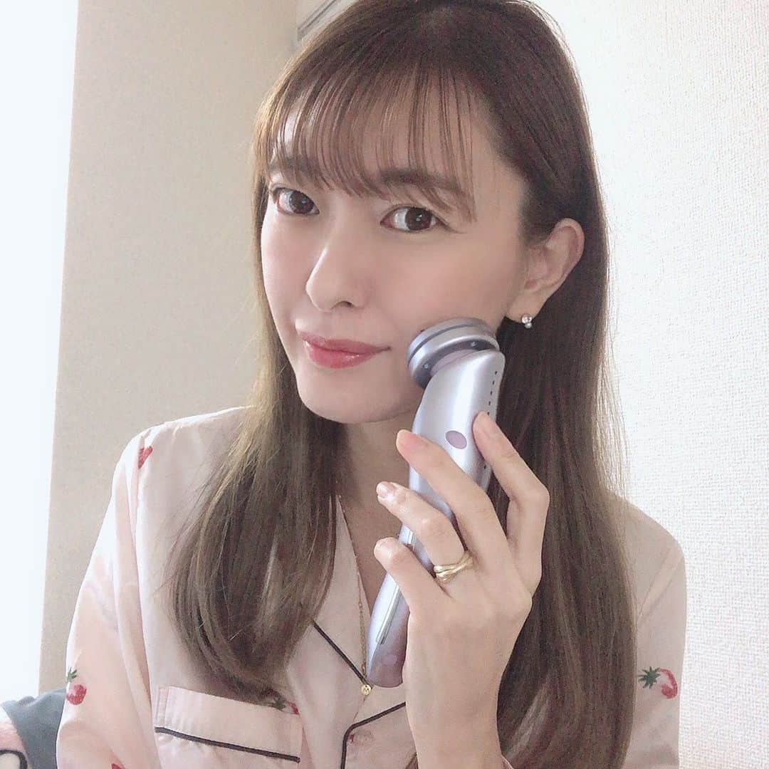 菊池かなこのインスタグラム：「新しく使い始めた美顔器 #ツインエレナイザープレミアム ( @ebisu_cosme ) これすごく良いです!! 毎秒300万回の超音波で、 イオン導入も一緒に行える美顔器✨ 手で美容液を塗るよりも、200倍も！浸透性が高いそうでびっくり！ もちもち肌になったよ☺︎ 乾燥が気になる季節だから、たっぷり美容液浸透させて、感想知らずの肌にしたい✾ 今ならWEBから購入すると、 最大¥23,800もお得に購入できるのでチェックしてみてね☺︎」