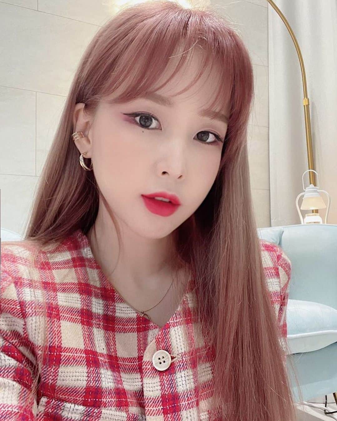 のインスタグラム：「여름쿨톤이💙 겨울쿨톤💜 메이크업 했을때 영상 찍어봤어요! 어떤가요😂😅???  Trying a new make up style✨  👚: @outx.o #아웃엑소 #단순선물」