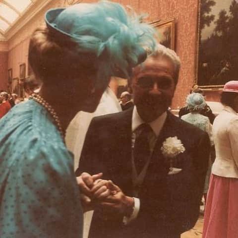 Harper's BAZAAR Japanさんのインスタグラム写真 - (Harper's BAZAAR JapanInstagram)「レアな写真の数々で振り返る、ダイアナ妃とチャールズ皇太子の結婚式﻿ ﻿ ﻿ 1981年7月29日、レディ・ダイアナ・スペンサーは、3500名の招待客と7億5千万人もの世界中からの視聴者の前で、ウェールズ公チャールズ皇太子と結婚した。セント・ポール大聖堂に、デヴィッド＆エリザベス・エマニュエルのドレスを着用した花嫁が入場する様子や、新婚のカップルがバッキンガム宮殿のバルコニーから手を振っているものなど、その日に撮影された有名な写真は、おそらくすでに見たことがあるだろう。﻿ ﻿ 今回は、あなたがまだ見たことのない写真をご紹介。何枚かは、エリザベス女王の従兄弟であり、結婚式で撮影することを許可された、非公式フォトグラファーでもあるパトリック・リッチフィールド卿のアシスタントが撮影したものだ。写真は、今まで一度も公にされなかったが、ダイアナ妃が5歳のブライズメイドを抱っこしているものや、エリザベス女王が小さなテレビで結婚式をまとめたニュースを観ているものなど、王室メンバーのカジュアルな側面を見せている。﻿ ﻿ #ロイヤルウェディング #英国王室 #ロイヤルメンバー #ダイアナ妃 #チャールズ皇太子 #結婚式 #未公開シーン #ハーパーズバザー #royalwedding #royal #princessdiana #princecharles #harpersbazaar #harpersbazaarjapan #fashion #magazine」12月10日 20時27分 - harpersbazaarjapan