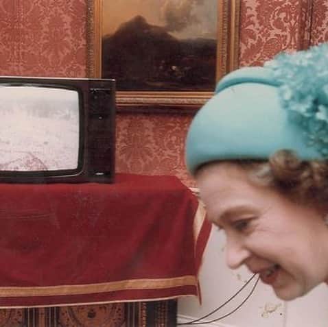 Harper's BAZAAR Japanさんのインスタグラム写真 - (Harper's BAZAAR JapanInstagram)「レアな写真の数々で振り返る、ダイアナ妃とチャールズ皇太子の結婚式﻿ ﻿ ﻿ 1981年7月29日、レディ・ダイアナ・スペンサーは、3500名の招待客と7億5千万人もの世界中からの視聴者の前で、ウェールズ公チャールズ皇太子と結婚した。セント・ポール大聖堂に、デヴィッド＆エリザベス・エマニュエルのドレスを着用した花嫁が入場する様子や、新婚のカップルがバッキンガム宮殿のバルコニーから手を振っているものなど、その日に撮影された有名な写真は、おそらくすでに見たことがあるだろう。﻿ ﻿ 今回は、あなたがまだ見たことのない写真をご紹介。何枚かは、エリザベス女王の従兄弟であり、結婚式で撮影することを許可された、非公式フォトグラファーでもあるパトリック・リッチフィールド卿のアシスタントが撮影したものだ。写真は、今まで一度も公にされなかったが、ダイアナ妃が5歳のブライズメイドを抱っこしているものや、エリザベス女王が小さなテレビで結婚式をまとめたニュースを観ているものなど、王室メンバーのカジュアルな側面を見せている。﻿ ﻿ #ロイヤルウェディング #英国王室 #ロイヤルメンバー #ダイアナ妃 #チャールズ皇太子 #結婚式 #未公開シーン #ハーパーズバザー #royalwedding #royal #princessdiana #princecharles #harpersbazaar #harpersbazaarjapan #fashion #magazine」12月10日 20時27分 - harpersbazaarjapan