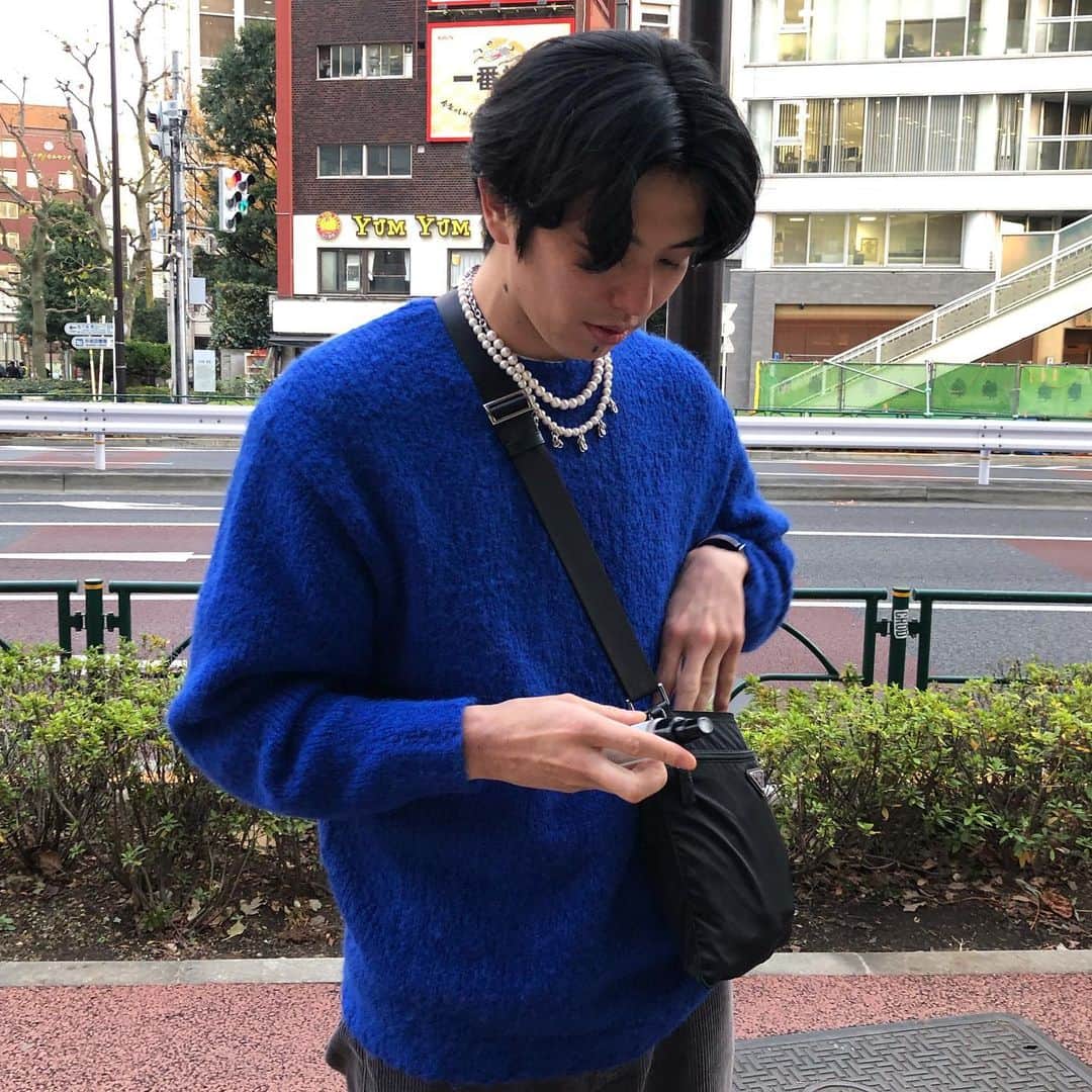 のインスタグラム：「. 🟦🔵  真っ青なknitが欲しかったので… パールネックレス2連で付けました✌︎  @shinko_pearl  @h_beautyandyouth  @prada  @auralee_tokyo   #shinkopearl#hbeautyandyouth  #prada#auralee#fashion#code#snap#pearlnecklace#パールネックレス」
