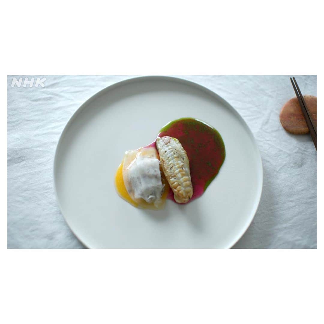 平野紗季子さんのインスタグラム写真 - (平野紗季子Instagram)「とてもお知らせです🔔 NHK Eテレにて12/24 22:00- 連食テレビエッセイ「きみと食べたい」が放送されます。釣りときのこを愛する門脇麦ちゃん（神々しい）と共に、長崎・島原の食に人に出会い、その宝物のような時間をエッセイに込めました。エッセイの朗読は岡田健史さん（またも神々しい）。映像と言葉とイラストで描く食の旅。クリスマスイブの夜、ぜひ、ご覧いただけたら嬉しいです🎄  麦ちゃんと目指したのはレストラン @pesceco 。生まれ育った街・島原で店を開いたシェフの井上稔浩さんは、おいしさのその先を見つめる人でした。レストランは何のためにあるのか。その地域にとってどのような意味を持つのか。料理人は、社会に対していかに関わってゆけるのか。料理は誰に何を還元できるのか。その想いの一つ一つが料理になって食べ手に届くから、レストランは目的地のはずだったのに、むしろそこから何かが始まっていくように思えました。お皿の先に広がる、人へ、自然へ、文化へ。30分ではとても伝えきれないけれど、心を込めて制作しています。  この企画のお話をいただいたのは一年前の冬。まさかそれから世界がこんなにも変わってしまうなんて思わなかった。旅の難しい日々は続きますが…とある海辺の街で生きる人々の食を通した声を、思いを、お届けできたら何よりです。クリスマスイブの夜、ぜひ、ご覧いただけたら嬉しいです！🎄(二回言った)　#きみと食べたい」12月10日 20時28分 - sakikohirano
