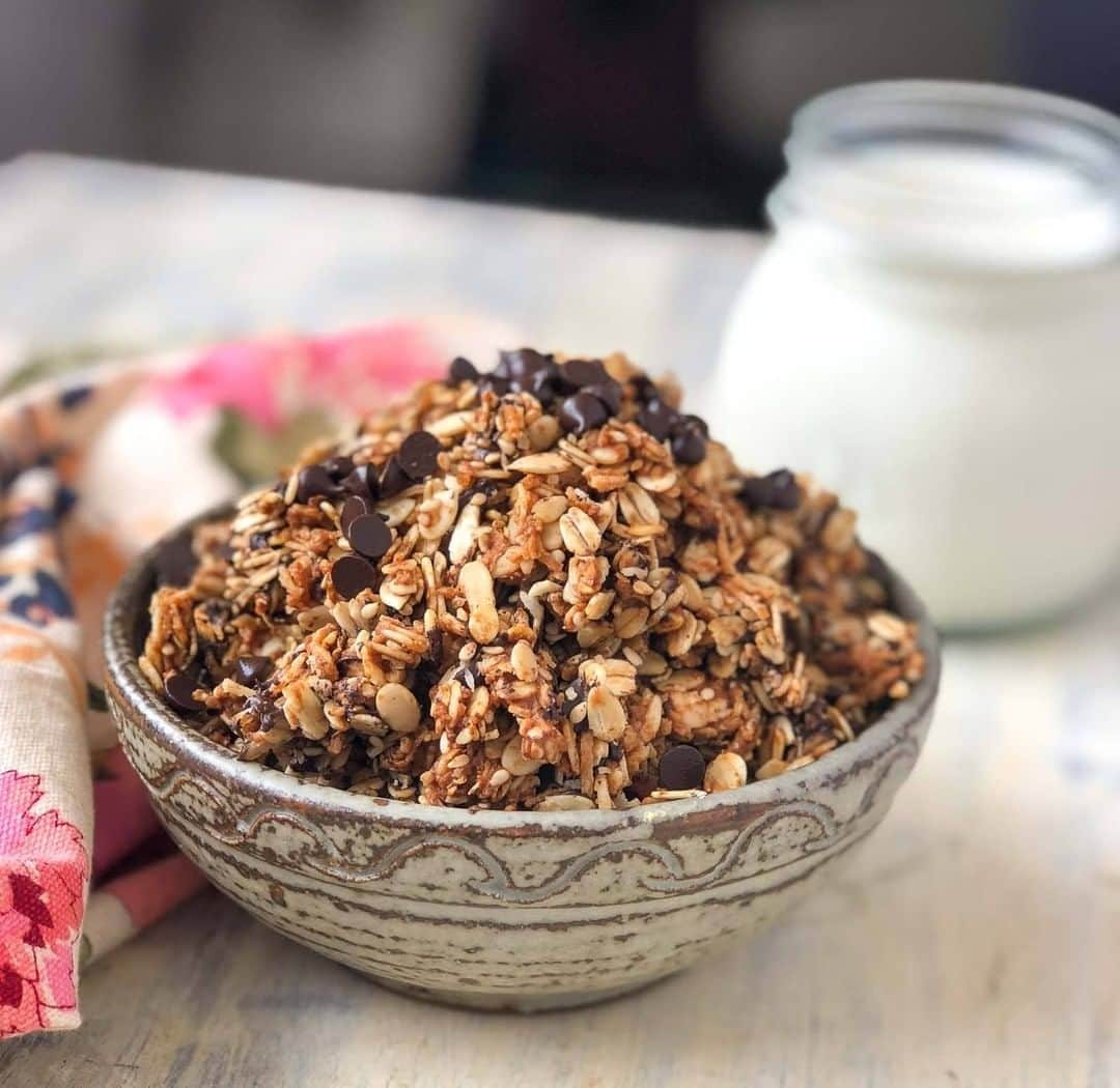 Archana's Kitchenさんのインスタグラム写真 - (Archana's KitchenInstagram)「Oats Peanut Butter & Chocolate Chip Trail Mix Recipe is a crispy crunchy oats trail mix, flavoured with peanut butter along with added goodness of dark chocolate. Great to be served for breakfast or just as a snack by itself. Get the recipe from the smart.bio link in my profile @archanaskitchen . . . . . . . . #recipes #easyrecipes #snacks #teatime #teatimesnacks #archanaskitchen #energyballs #spirulina #ragiballs #dryfruits #energyballsnacks #cheesecake #healthyeating #eatfit #cooking #food #healthyrecipes #foodphotography #recipeoftheday #comfortfood #deliciousfood #monsoonsnacks」12月10日 20時30分 - archanaskitchen