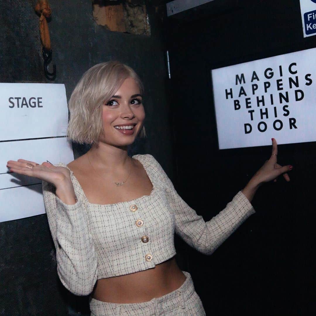ニーナ・ネスビットのインスタグラム：「this time last year I was getting ready to play the last show of the sun will come up album era in london. I miss you all SO much!!! this was one of my favourite shows and you all helped make it so special. I feel hopeful that gigs will return in the near future and am keeping everything crossed to, safely, see you all soon!!! ❤️ also lol I’m celebrating my show’s anniversary because we’re so deprived of them」