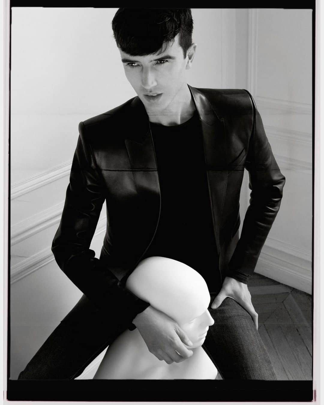 ジトロワのインスタグラム：「HEAD-ON #jitrois I featuring our iconic black leather blazer.  Thanks to the talented #OmerFaraj #jitroisklub」