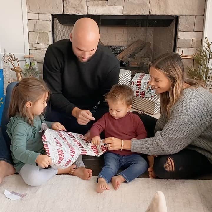 ジャナ・クレイマーのインスタグラム：「The best way to put a smile on someone’s face this holiday season is with @Hersheys! I always know @hersheys Pot of Gold chocolates are the perfect gift for everyone in my life. There’s nothing better than giving to the people you love and getting it right. Head to @walmart so you can stock up and fill every stocking with something sweet! 😊 🍫 #ad #HolidaysWithHersheys http://bit.ly/hersheyholiday」