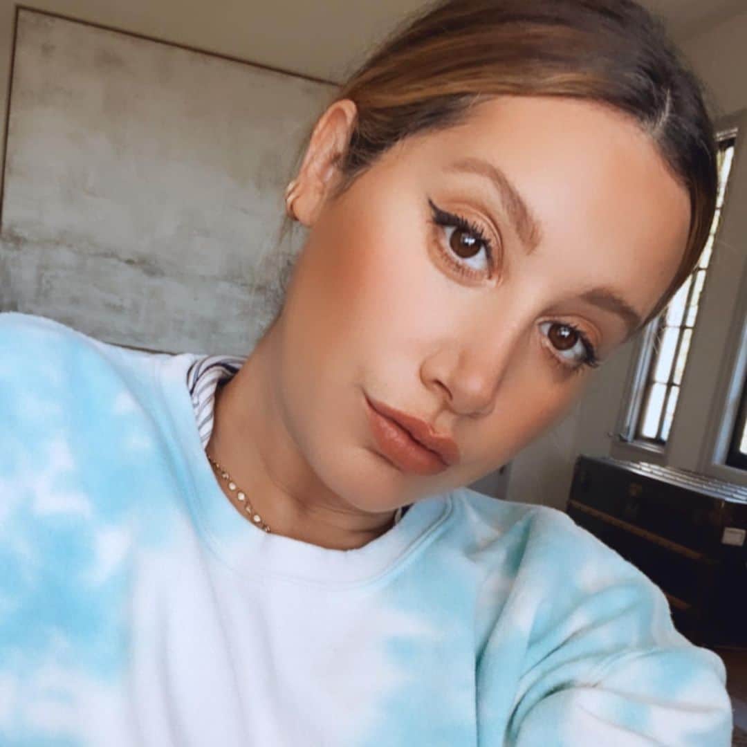 のインスタグラム：「I’m so excited how far clean beauty has come. It looks good and makes me feel great knowing I’m putting less chemicals in my body. Did you know autoimmune diseases in women can be linked to the chemicals in our makeup and skincare? Now I am all about balance so I’m not perfect but I’m glad there are other options that look and make you feel just as good!」