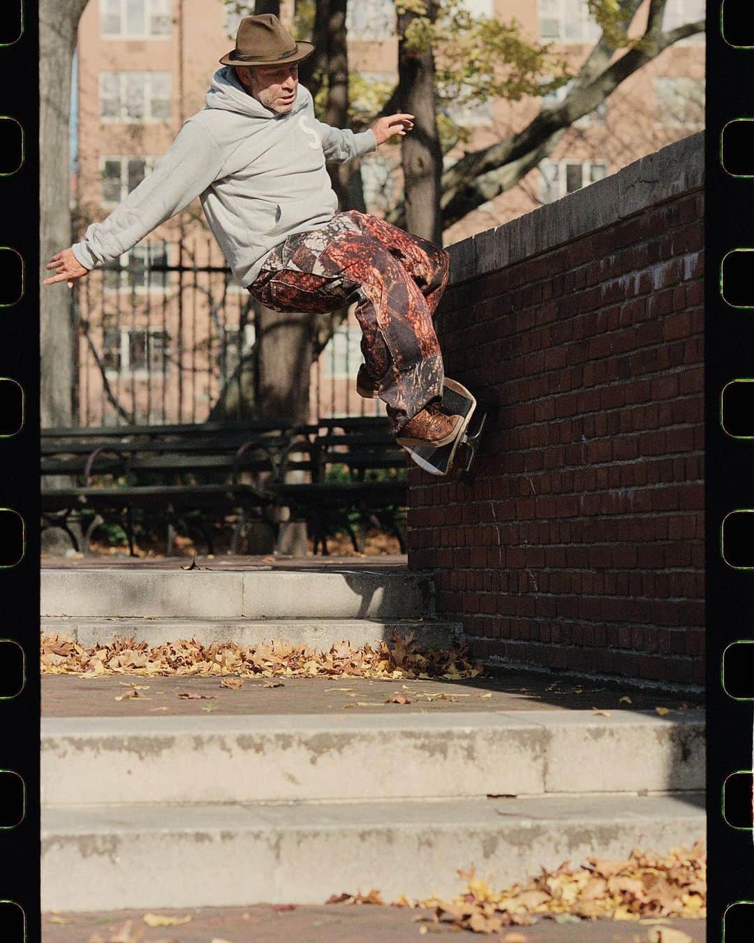 のインスタグラム：「What’s your name son?! /// Mark Gonzales in the new Aloha Super “Karol Winthorp”. Available Dec. 12th in select skate shops, the adidas Confirmed App in the US, or through adidas.com/us/aloha in select regions. • #adidasSkateboarding #MarkGonzales #AlohaSuper 📸 @zandertaketomo」