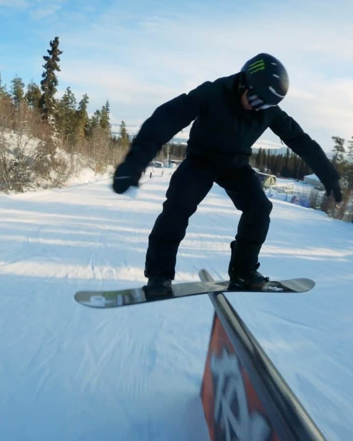のインスタグラム：「@maxparrot doesn’t miss! 🎯 270 on x4, and goes switch w/ the last hit 🌶  #Snowboarding #Snowboard #Snow #Mountains #Travel #Adventure #MonsterEnergy」
