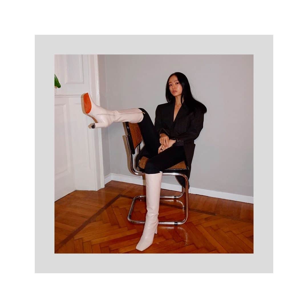 サントーニのインスタグラム：「Shoes speak louder than words. There is no better feeling than chilling from home in the perfect pair of heels. So never let your head down unless it is to admire your shoes.   #Santoni #beautyathome」