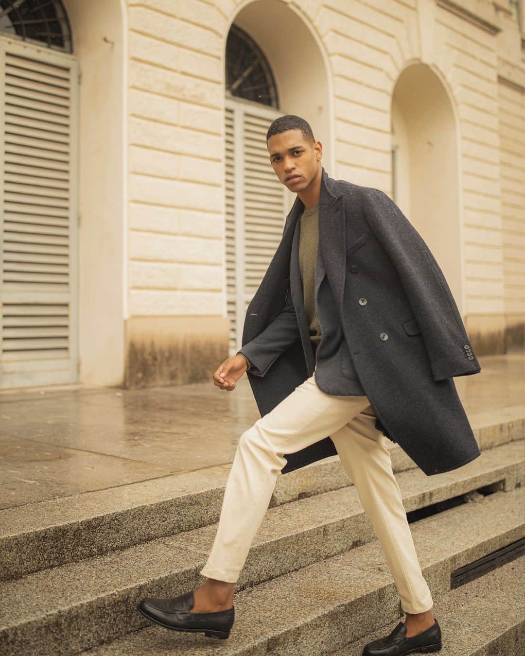 のインスタグラム：「Built to last. Designed for life⁣ ⁣ #Boglioli #Milano #FW2020 #VillaReale #freedom #rain #campaign #coat #softness」