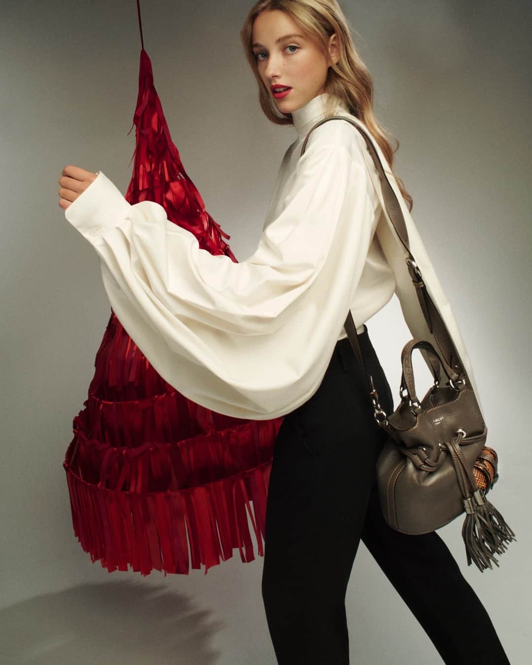 のインスタグラム：「En route vers Noël 🎄 Premier Flirt – Cuir grainé et python – Fumée et miel On our way to Christmas Premier Flirt – Grained leather and python – Smoke and honey #PremierFlirtByLancel #ChristmasIsComing #Lancel」