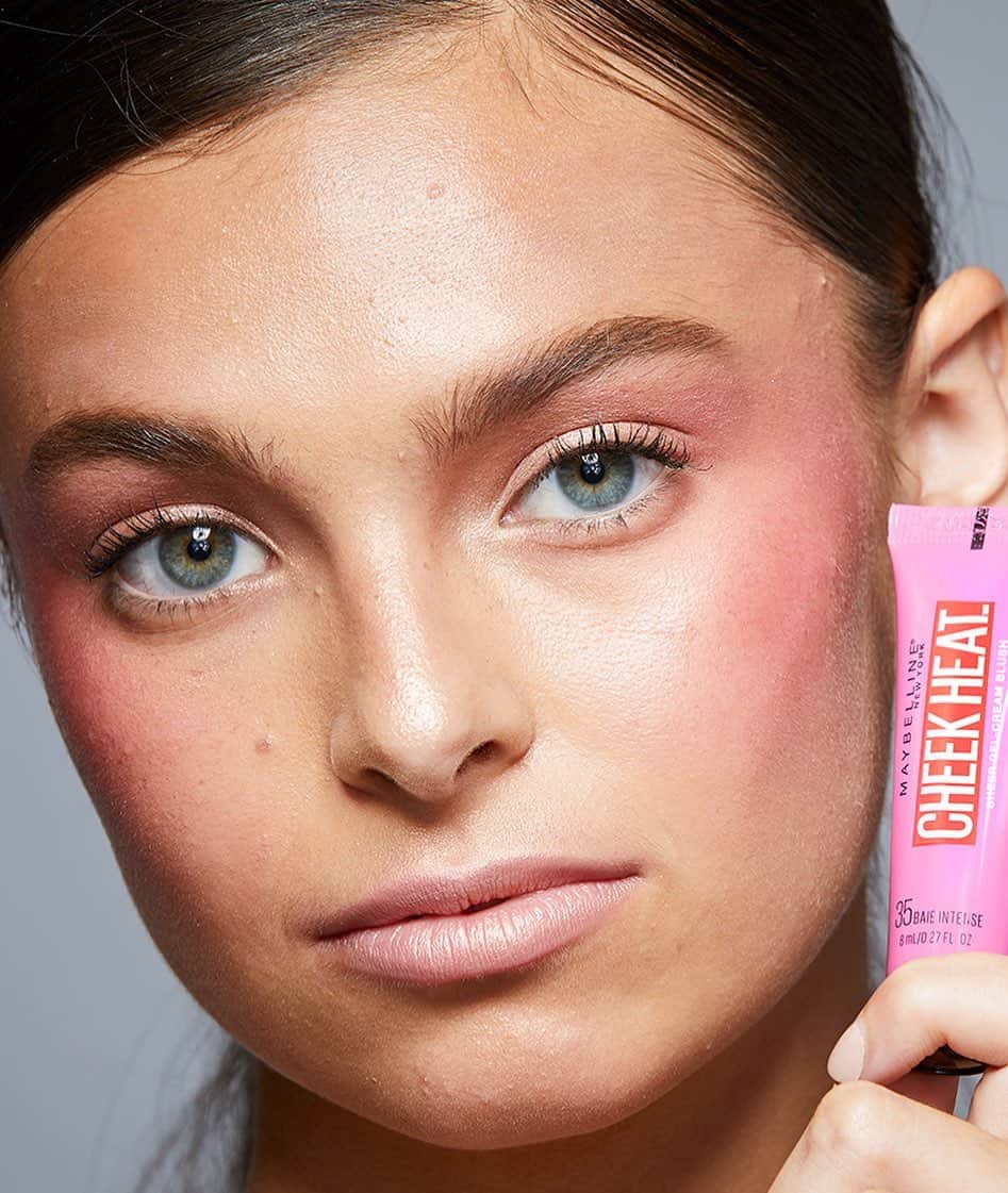 Maybelline New Yorkさんのインスタグラム写真 - (Maybelline New YorkInstagram)「Get your glow on✨ this winter with our #cheekheatblush shade ‘berry flame’. Apply to the apples of cheeks and continue upward towards the temples for flushed monochromatic look.💗」12月11日 2時02分 - maybelline
