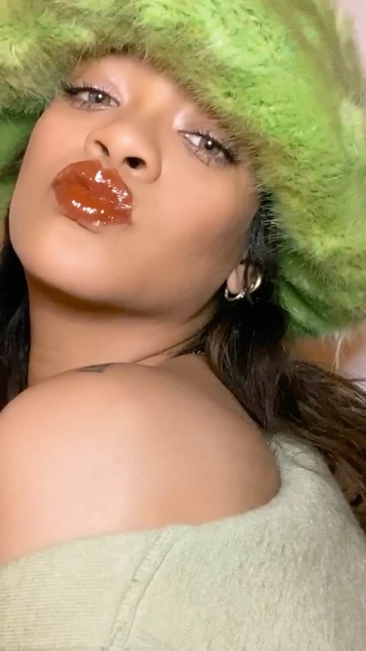 リアーナのインスタグラム：「I can’t lie this #GLOSSBOMBCREAM  hit diiiiifferent!! 💋 get into it....creamy, juicy shine, AND shimmer-free (you’re welcome guys)  Available now in 5 different shades! @fentybeauty」