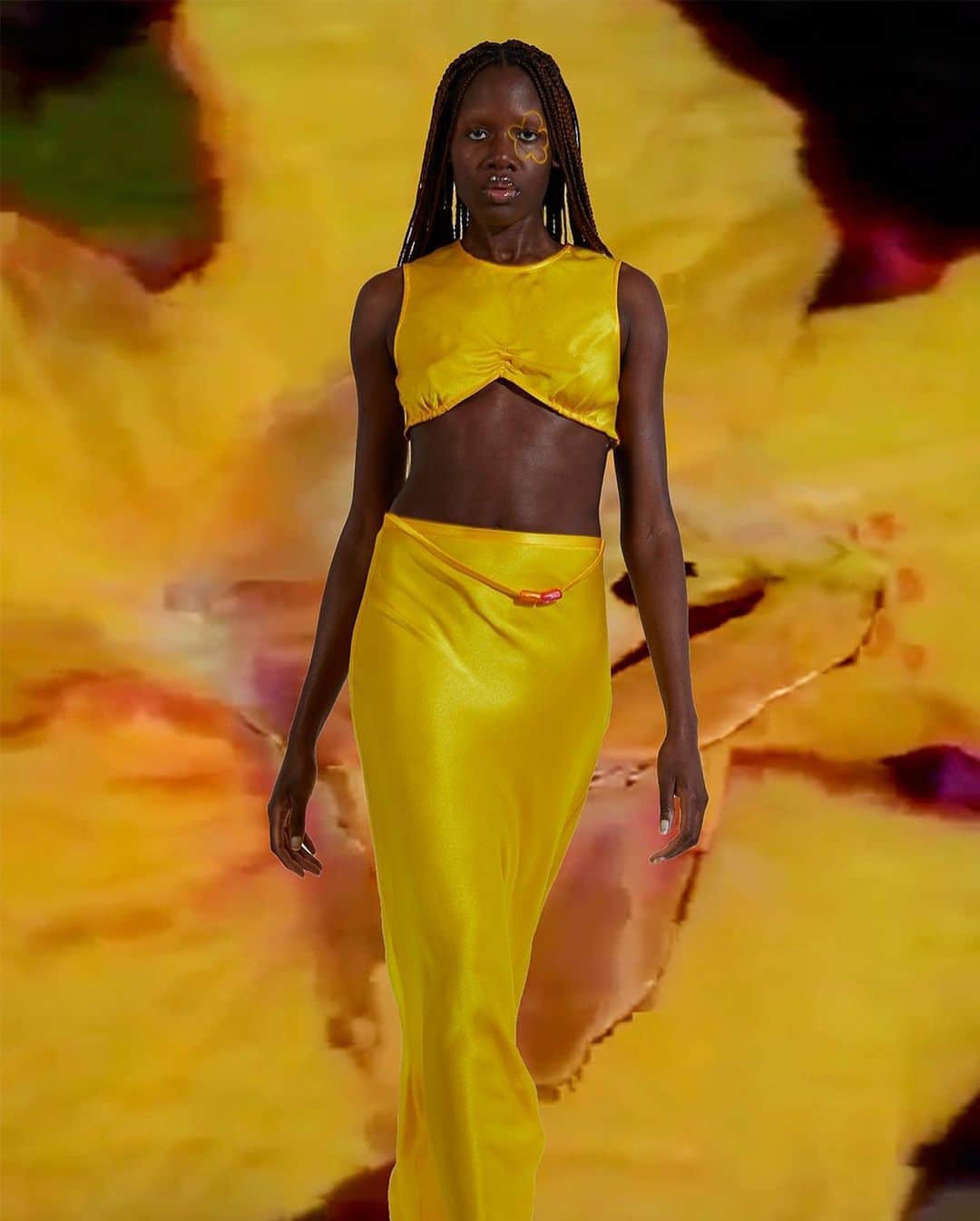 Fashion Weekさんのインスタグラム写真 - (Fashion WeekInstagram)「The color(s) of year from @pantone: ultimate gray and illuminating (yellow). Swipe to see how yellow trended at @nyfw in September.  Photo credits: @jasonwu captured by @_janekim; @bronxandbanco captured by @donstahl; @collinastrada and @bibhumohapatra images provided by the designers.」12月11日 2時02分 - fashionweek