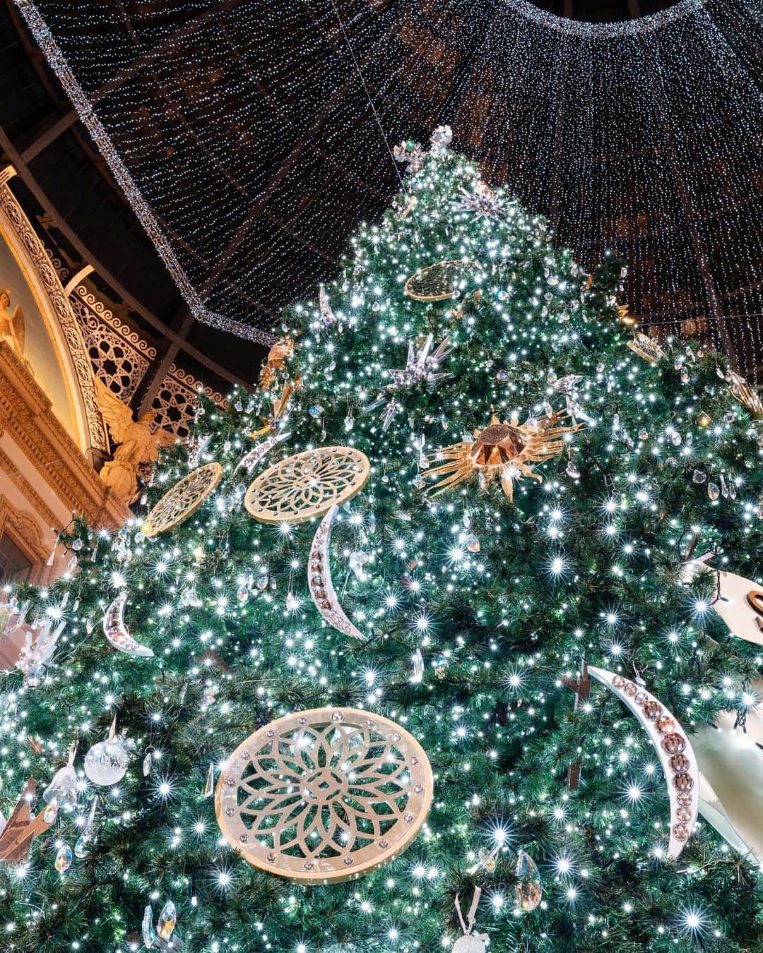 SWAROVSKIさんのインスタグラム写真 - (SWAROVSKIInstagram)「Did you know our fantastic Tree of Light is over 12m in height, has more than 2000 crystal decorations and is illuminated by 10,000 lights? It’s magic. Now make a wish upon a twinkling star… #Sharelight   Photography: Andrea Martiradonna」12月11日 2時04分 - swarovski
