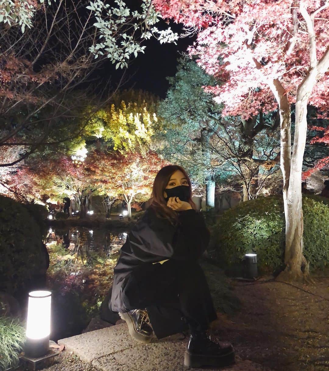MIOのインスタグラム：「Autumn leaves.🍂 終わりかけの紅葉もいろんな色が混ざってて綺麗だった🍁🍃♡  #京都旅行」