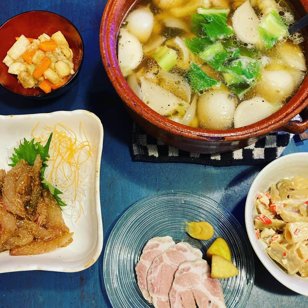 井上荒野のインスタグラム：「また買っちゃったシリーズ。スペインの土鍋(古物）。豆とか煮込むと美味しそうだけど今夜は野崎洋光さんレシピの昆布シチューです。」