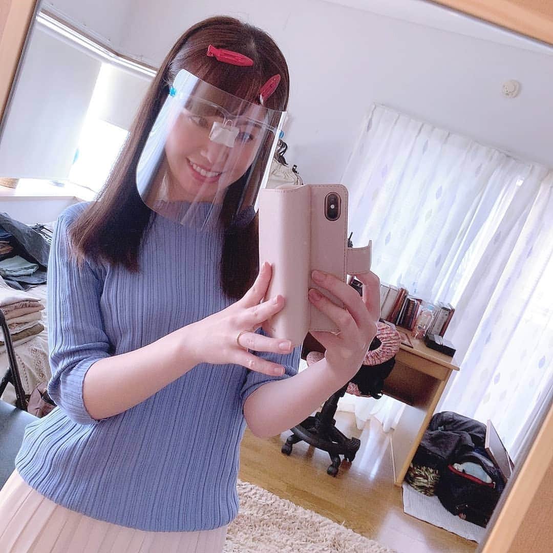 栗田萌のインスタグラム：「しゃきーーん⚡️装着🛡🛡 なんだか強そう❣️笑 #フェイスシールド 跡がつかないようお鼻にコットン #オリックス生命 #CM撮影 オフショット📸 テレビ朝日「モーニングショー」の合間に日替わりで2パターンともよく放送されております。 チェックしてみてくださいね🤗💕 #くりもえ #栗田萌」