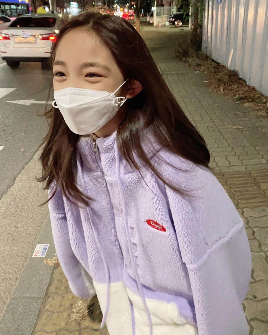 ウンチェのインスタグラム：「. 쫑알이랑 둘이 밤산책 🌙 - - - - #입이 #잠시도 #쉬지않음 #쫑알이 #밤산책 #목요일 #일상  #초딩스타그램 #딸스타그램 #키즈모델 #아역배우 #이은채」