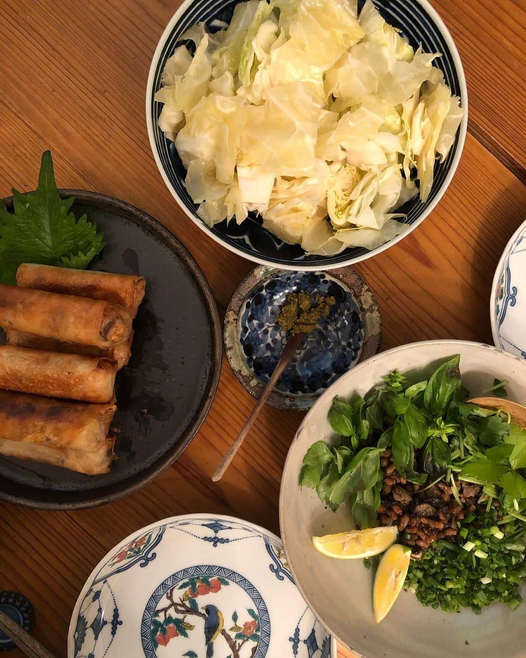 都倉賢さんのインスタグラム写真 - (都倉賢Instagram)「プラントベース食（菜食）にしてから約2ヶ月が経ちました。もともと情報としてプラントベースの事は知っていましたが、「肉を食べないなんてパワーが出るわけないだろ！！！」と思って長い間無視をしていたのですが、昨年の大怪我や今年の細かい怪我を受けて変化が必要だと思い、そんな時にこんな言葉に出会いました。﻿ ﻿ "You Are What You Eat　〜あなたの体はあなたが食べたもので作られている〜"﻿ ﻿ この言葉が心に刺さり色々な本を読み勉強し『ゲームチェンジャー』と言う映画を観てやる価値があるなと確信に変わりました。そして色々なご縁を頂きプラントベースを実践している先輩との出会いもあり始める事を決断しました。﻿ ﻿ ここでエビデンスの事や環境問題などの話はしないので、あくまでも僕の感想をお話しするので興味を持った方やもともとプラントベースに批判的な方もそう言った考えがあると言う事実を知る事自体も凄く価値があると思うので僕の感想や写真で紹介している本などを参考にしてもらえたらと思います！﻿ ﻿ 【プラントベースを始めて感じた事】﻿ ﻿ ☑️とにかく体が軽い﻿ ﻿ 体重も適性体重になるので2キロくらいは物理的に減ったのですがそれ以上に感覚的に体が軽い﻿ ﻿ ☑️疲れにくい﻿ ﻿ キャリア16年で練習の後は絶対に昼寝をしていたのですが、一切しなくなった。とにかく昼間の慢性的な眠気がなくなった。インターバルトレーニングなど連続した動きがより出来る様になった。﻿ ﻿ ☑️回復が早い  「疲れにくい」と被りますが、疲れにくいおかげでハードなトレーニングをしても次の日に疲労感が残らず体のダメージが少ない。それによってまた質の高いトレーニングが出来る！  ☑️沢山の野菜と出会えた﻿ ﻿ 「動物性の物を食べない」だけにフォーカスするとなんだか損している様な、我慢している様な感覚になるけど、スーパーでは今まであまり興味の無かった野菜コーナーで色々な野菜に出会えて新しい発見があるのが意外と新鮮。﻿ ﻿ ☑️とにかく快便﻿ ﻿ まあここはそんなに話したくないので、皆さんもやってみたらわかります…笑﻿ ﻿ ☑️肌が綺麗に﻿ ﻿ これは妻が「化粧ノリが変わった」と言っていました。﻿ ﻿ ここからは【少し困ること】﻿ ﻿ ☑️周りにプラントベースを実践している人があまりにも少ないので生きた情報がない﻿ ﻿ ご縁を頂きプラントベースの先輩に出会えたので、僕の場合は恵まれているし、定期的に情報共有出来る仲間がいるとそれ自体で続けられるモチベーションにもなる﻿ ﻿ ☑️外食しづらい﻿ ﻿ コロナで外食する機会は減っているのでそれほど気にはなっていないが、少し小腹が減った時などにふらっとお店に入れない。ただ、事前に調べておくと色々なプラントベースの料理に対応のレストランはあるのでだいぶ慣れた。﻿ 外食する場合は必ず予約して、予約時にプラントベースの料理に対応して欲しい旨を伝える。飛び込みで行くと素材がない場合や、調味料や下味に動物性が使われている場合があるので。﻿ ﻿ ☑️野菜で冷蔵庫がパンパンになる﻿ ﻿ とりあえず野菜がこんなにかさばるのかと…特に葉野菜。あとはスーパーに行く回数が増えました。﻿ ﻿ ☑️始めるにあたりまずは冷蔵庫の中のものをほとんど捨てないといけない﻿ ﻿ 本当にほぼ全てのものに動物性が含まれています。笑 僕の場合はもともと乳製品と卵は摂取していなかったのでそこら辺を食べることが出来ない事には問題ありませんでしたが、今までノーマルになんでも食べていた方だと最初とても大変だと思う。﻿ ﻿ ☑️最初はやたらと批判的な目で見られがち﻿ ﻿ とは言うものの、そう言った方達はプラントベースをした事がない方達なので、自分の体感や感想を言うと興味を持ってくれて、すでに僕の周りでも2人がプラントベースを始め、そしてポジティブな変化を感じています。﻿ ﻿ ざっとまとめるとメリットとデメリットはこんな感じですが、僕の場合は健康に不安がない中でも多くの変化があったので、もともと健康に不安を抱えている方や慢性的な体調不良の方などはより変化を感じる場面が多いのかなと思っております。﻿ ﻿ 後はもしトライしてみようと思ったらスモールスタートしながら変化を楽しみ、そのポジティブな変化が更に好奇心を生み出し続けていくモチベーションになると思います！﻿ ﻿ 因みに下の順番で情報を入れると凄くすんなり入ってくると思います！！！﻿ ﻿ ~~~~~~~~~~~~~~~~~~~~~~~~~~~~~~~~~﻿ 参考にしたもの﻿ 『ゲームチェンジャー』（Netflix）﻿ 『プラントベースホールフード食生活生活ガイド』（ネット）﻿ 『食事のせいで、死なないために』（本）﻿ 『WHOLE』（本）﻿ 『超人をつくるアスリート飯』（本）﻿」12月10日 20時36分 - tokuraken