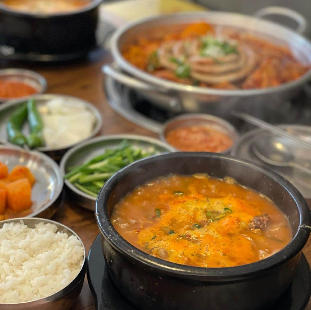 ハン・ジウンさんのインスタグラム写真 - (ハン・ジウンInstagram)「- 뜨끈한 국빱이랑 칼칼한 곱도리탕🍜🧡 곱토리탕은 칼칼해서 입맛에 딱이였어용! 국밥과 곱도리탕,만두,칼국수 다양한 메뉴가 있어서 취향대로 골라먹을수 잇도연! - - #효자동순대 #청담동맛집 #순대국맛집」12月10日 20時38分 - jieun_han