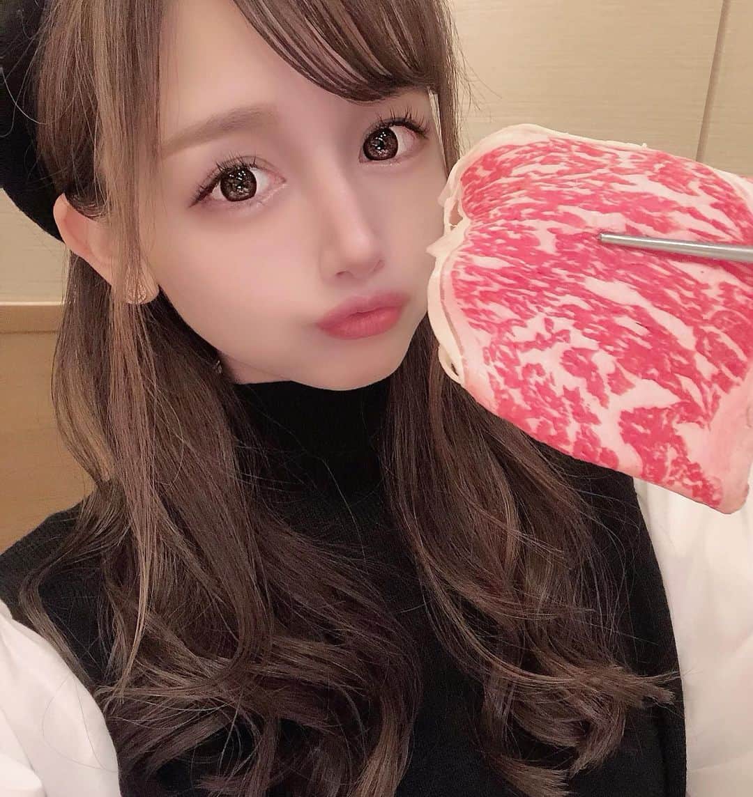 yuu__aaaのインスタグラム：「. お29！！！🥩🥰❤︎ . しゃぶしゃぶして頂きました😋 . . #肉#しゃぶしゃぶ#ベレー帽#モノトーン#モノトーンコーデ #ワンピース」