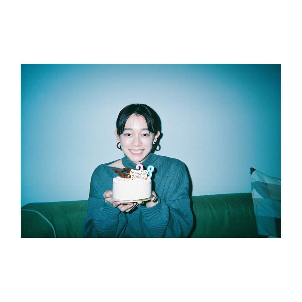 のインスタグラム：「28歳になりました…！ めいいっぱい楽しむぞー🥰🥰！  いつも皆さんありがとうございます。 この感謝の気持ちを返せるよう、お仕事頑張ります💪🏻💪🏻」