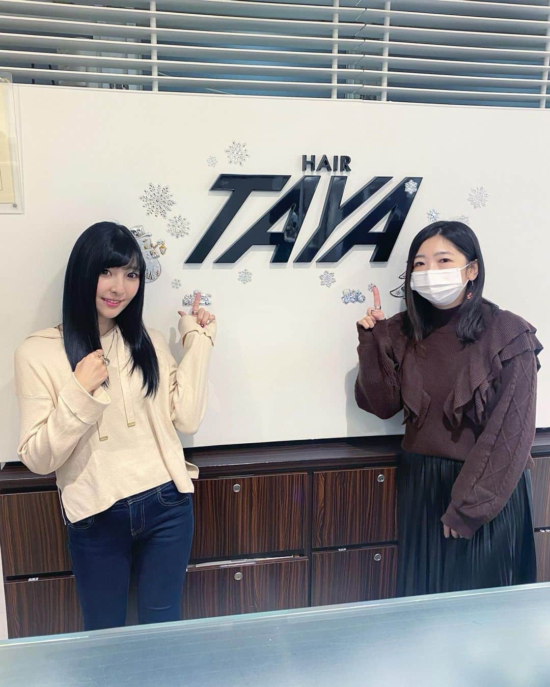 のインスタグラム：「#TAYA青山店 にてヘアカラーしてきたよっ✨✨ @taya_group_official @taya_aoyama ㅤㅤㅤㅤㅤㅤㅤㅤㅤ 10/17に足を骨折してからずーっと美容室に 行けてなくてホント久々に行けたから感動😭💕 ㅤㅤㅤㅤㅤㅤㅤㅤㅤ 担当して頂いたのは#山本杏梨 さん🙎‍♀️✂︎ @anriiii.y ㅤㅤㅤㅤㅤㅤㅤㅤㅤ カラー選びも丁寧に相談に乗ってくださり、 イメチェンを図ろうと久々に暗めにすることに😍💕 ㅤㅤㅤㅤㅤㅤㅤㅤㅤ 🌈カラーチョイス ベース【#グレージュ】 補色【#アッシュ #バイオレット】 3色を調整して混ぜてくれました💡﻿ ㅤㅤㅤㅤㅤㅤㅤㅤㅤ #全頭ブリーチ で傷んだ髪が、 とってもいい感じ、、、😭💖 ㅤㅤㅤㅤㅤㅤㅤㅤㅤ ㅤㅤㅤㅤㅤㅤㅤㅤㅤ ㅤㅤㅤㅤㅤㅤㅤㅤㅤ 💙 TAYA 青山店💙 東京都港区南青山5-9-4 中島ビル 1F 03-3400-9010 平日 11：00-21：00 土日祝 10：00-20：00 https://tayanet.jp/salon/12/ ㅤㅤㅤㅤㅤㅤㅤㅤㅤ ✂️Menu cut / designer ¥6,000〜 color / ¥7,000〜 perm / ¥8,000〜 treatment / ¥4,500〜 and more... ㅤㅤㅤㅤㅤㅤㅤㅤㅤ 📲予約 tayanet.jp/salon/12/staff ㅤㅤㅤㅤㅤㅤㅤㅤㅤ 気になってた黄味がかったカラーが 私好みの綺麗なグレーベースのヘアカラーになり大満足🙆🏻‍♀️✨✨ ㅤㅤㅤㅤㅤㅤㅤㅤㅤ 👉ヘアカラーの「Before」「After」写真もあるので スワイプしてみてね👀 ㅤㅤㅤㅤㅤㅤㅤㅤㅤ ㅤㅤㅤㅤㅤㅤㅤㅤㅤ ㅤㅤㅤㅤㅤㅤㅤㅤㅤ ㅤㅤㅤㅤㅤㅤㅤㅤㅤ ㅤㅤㅤㅤㅤㅤㅤㅤㅤ ㅤㅤㅤㅤㅤㅤㅤㅤㅤ ㅤㅤㅤㅤㅤㅤㅤㅤㅤ ㅤㅤㅤㅤㅤㅤㅤㅤㅤ ㅤㅤㅤㅤㅤㅤㅤㅤㅤ #ヘアサロンTAYA  #TAYA青山店 #山本杏梨 #tayaのサロン体験 #TAYAの美しいカラーリング #taya仕上がりに満足 #hairsalon #haircolor #hairstyle #다이칸야마 #뷰스타그램 #グレージュ #ハイライトカラー #ヘアカラー#instagood #japanesegirl #セルカ #셀스타그램 #얼스타그램 #selfie #일본 #모델 #インスタグラマー #インフルエンサー」