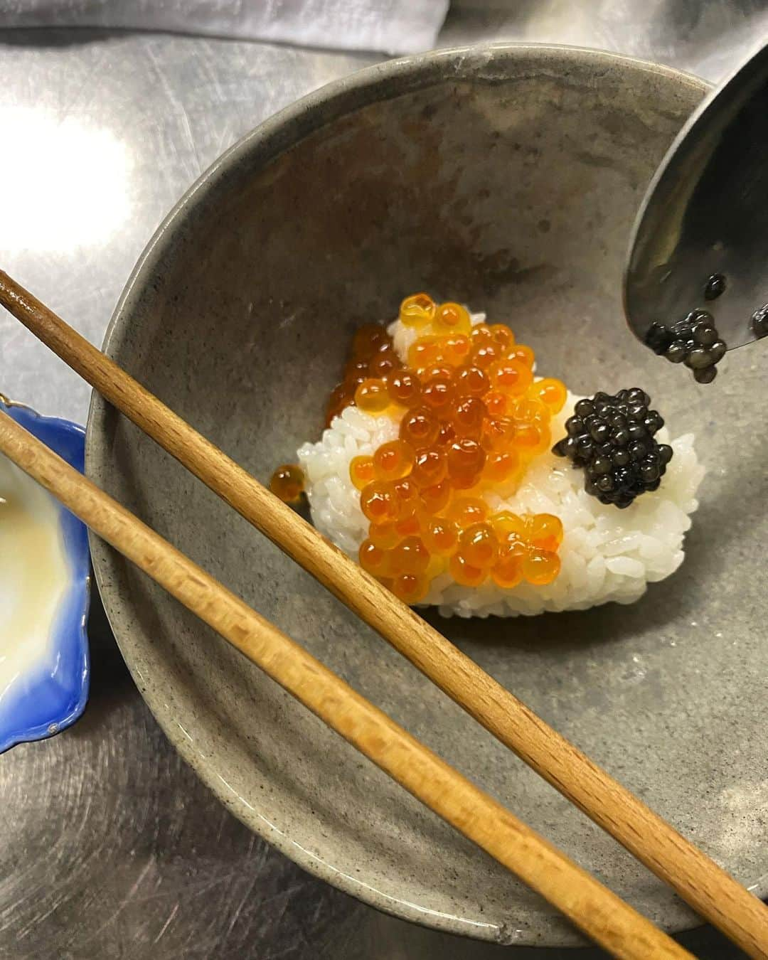 内田朝陽のインスタグラム：「caviarごはん。 カスピ海のベルーガ。 ・ #caviar #キャビア　#ベルーガ　#カスピ海　#朝陽飯　#あさひめし　#試食　#キャビアは白飯　#いくら　#いくらご飯」