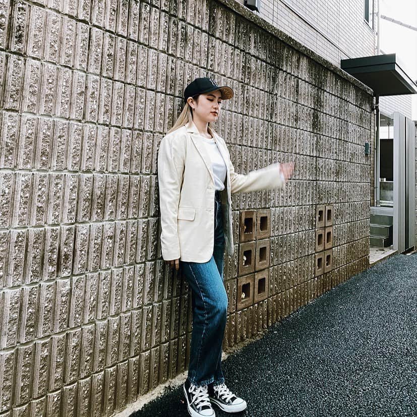のインスタグラム：「・ ・ #みかMood 海辺に行きたい時のコーデ  Outer: @sly_official  Tops: @guess  Pants: @gu_for_all_  Hat: @neweracap  Shoes: @converse   #fashion #ootd #snap #casualstyle #japan  #本日のコーデ #コーデ」