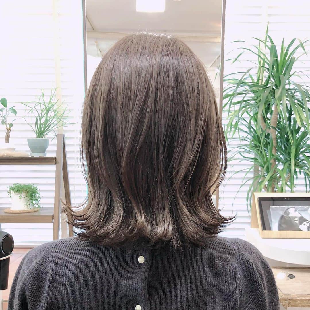 のインスタグラム：「* * 今日は今年最後のlien.相楽さんのところへ @kensagara_lien 💈 * 今回もこの長さの外ハネ仕様に✂︎ * スタイリングしやすすぎて助かります🙌🏻 * カラーは赤みのないベージュでお願いしました🤎 * #ヘアカット #ヘアスタイル #ヘアカラー #カラーリング #ハイライト #ボブ #大人ボブ #外ハネ #外ハネボブ #髪型 #hairstyle #美容院 #自由が丘」