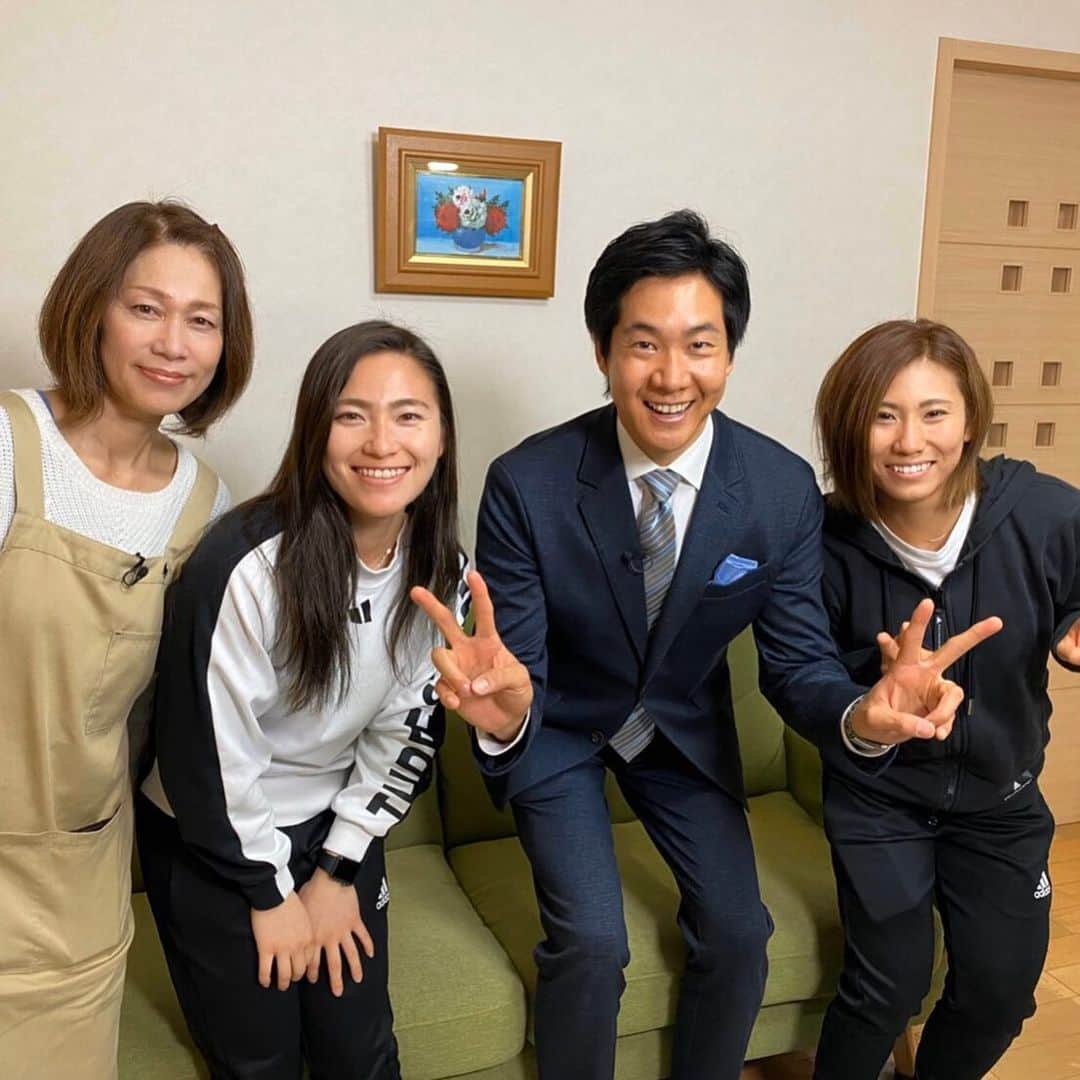 のインスタグラム：「. . Happy birthday Mom🧑🏻💗 Thanks for being such a good Mom!! . . 今日はお母さんの誕生日✨ 多くは語りません 本当に毎日ありがとう これからもよろしくね💐 . . 写真は石井大裕アナウンサーさんとの🤳✨ . #happybirthday #mother  #ありがとう #これからもよろしくね」