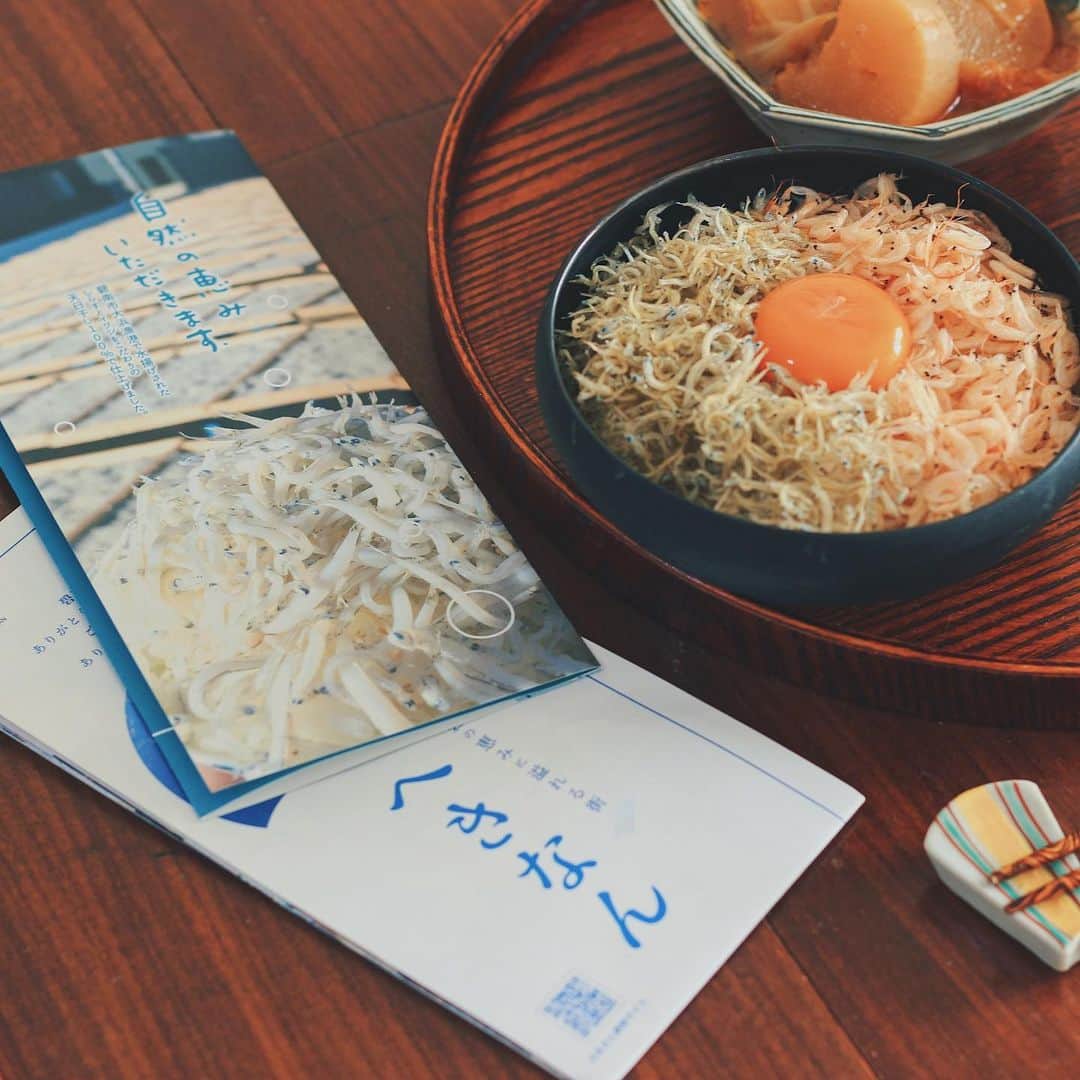 Kaori from Japanese Kitchenさんのインスタグラム写真 - (Kaori from Japanese KitchenInstagram)「しらすとアミエビの海鮮たまごかけご飯。 ・ こんばんは。 今日の朝昼ごはんは卵かけご飯でした。 ふるさと納税の返礼品でいただいた 愛知県碧南市のしらすとアミエビを たっぷりのせた贅沢ごはん。 カルシウムたっぷり摂れました。 アミエビは滅多に市場に出回らないらしく 貴重な海の幸を堪能できて嬉しい☺️ しらすとアミエビは 常備菜用のじゃがいもナムルと 小松菜のおひたしにも入れてみました。 いつもと同じレシピなのに美味しさ二割増。 ・ 以前からふるさと納税の返礼品として お野菜やお米をいただいておりますが 寄付をして食材がいただけるのはありがたい限り。 我が家は滅多に食べられない食材を中心に寄付してます。 寄付したお金の使い道も選べて 今回は子育て支援を選択しました。 少額ですが碧南市の方のお役に立てますように🙏🏻 今回はふるさとチョイスというサイト経由で申込しました。 選べる自治体が圧倒的に多いのと 支払い方法が多いのが魅力的◎ 貯まりに貯まったAmazon Payでお支払い💴 ふるさと納税によって 税金の一定額が控除されるのは嬉しいですね。 しらすとアミエビは本当に美味しいのでおすすめです◎ 愛知県碧南市で検索したら出てきますよ。 今日もお疲れ様でした☺︎ ・ ・ ・ 【おしながき】 しらすとアミエビの卵かけご飯 しめじ、にんじん、大根、油揚げのお味噌汁 韓国風大根の煮物 ＊今日は薬膳の話お休みします＊ ・ ・ ・ ・ 2020.12.10 Thu Hi from Tokyo! Here’s Japanese brunch:Baby shrimp and sardine rice bowl w/ egg yolk, miso soup, and Korean simmered radish. ・ ・ ・ #Japanesefood #breakfast #朝ごはん #おうちごはん #早餐 #薬膳 #うつわ #自炊 #家庭料理 #一汁一菜 #落合芝地 #和食 #PR #ふるさと納税 #ふるさとチョイス #お礼の品 #ふるさと納税返礼品 #返礼品」12月10日 20時51分 - coco_kontasu