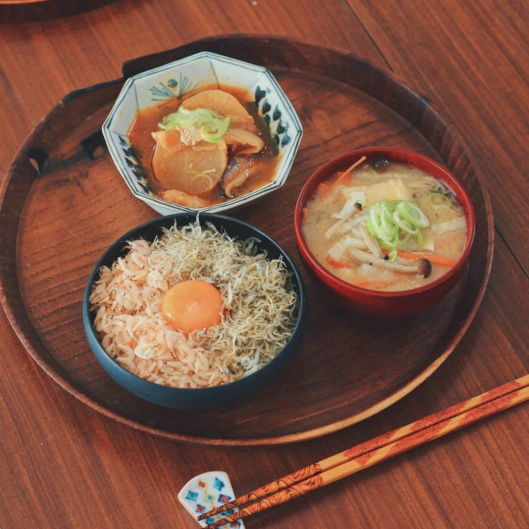 Kaori from Japanese Kitchenのインスタグラム：「しらすとアミエビの海鮮たまごかけご飯。 ・ こんばんは。 今日の朝昼ごはんは卵かけご飯でした。 ふるさと納税の返礼品でいただいた 愛知県碧南市のしらすとアミエビを たっぷりのせた贅沢ごはん。 カルシウムたっぷり摂れました。 アミエビは滅多に市場に出回らないらしく 貴重な海の幸を堪能できて嬉しい☺️ しらすとアミエビは 常備菜用のじゃがいもナムルと 小松菜のおひたしにも入れてみました。 いつもと同じレシピなのに美味しさ二割増。 ・ 以前からふるさと納税の返礼品として お野菜やお米をいただいておりますが 寄付をして食材がいただけるのはありがたい限り。 我が家は滅多に食べられない食材を中心に寄付してます。 寄付したお金の使い道も選べて 今回は子育て支援を選択しました。 少額ですが碧南市の方のお役に立てますように🙏🏻 今回はふるさとチョイスというサイト経由で申込しました。 選べる自治体が圧倒的に多いのと 支払い方法が多いのが魅力的◎ 貯まりに貯まったAmazon Payでお支払い💴 ふるさと納税によって 税金の一定額が控除されるのは嬉しいですね。 しらすとアミエビは本当に美味しいのでおすすめです◎ 愛知県碧南市で検索したら出てきますよ。 今日もお疲れ様でした☺︎ ・ ・ ・ 【おしながき】 しらすとアミエビの卵かけご飯 しめじ、にんじん、大根、油揚げのお味噌汁 韓国風大根の煮物 ＊今日は薬膳の話お休みします＊ ・ ・ ・ ・ 2020.12.10 Thu Hi from Tokyo! Here’s Japanese brunch:Baby shrimp and sardine rice bowl w/ egg yolk, miso soup, and Korean simmered radish. ・ ・ ・ #Japanesefood #breakfast #朝ごはん #おうちごはん #早餐 #薬膳 #うつわ #自炊 #家庭料理 #一汁一菜 #落合芝地 #和食 #PR #ふるさと納税 #ふるさとチョイス #お礼の品 #ふるさと納税返礼品 #返礼品」